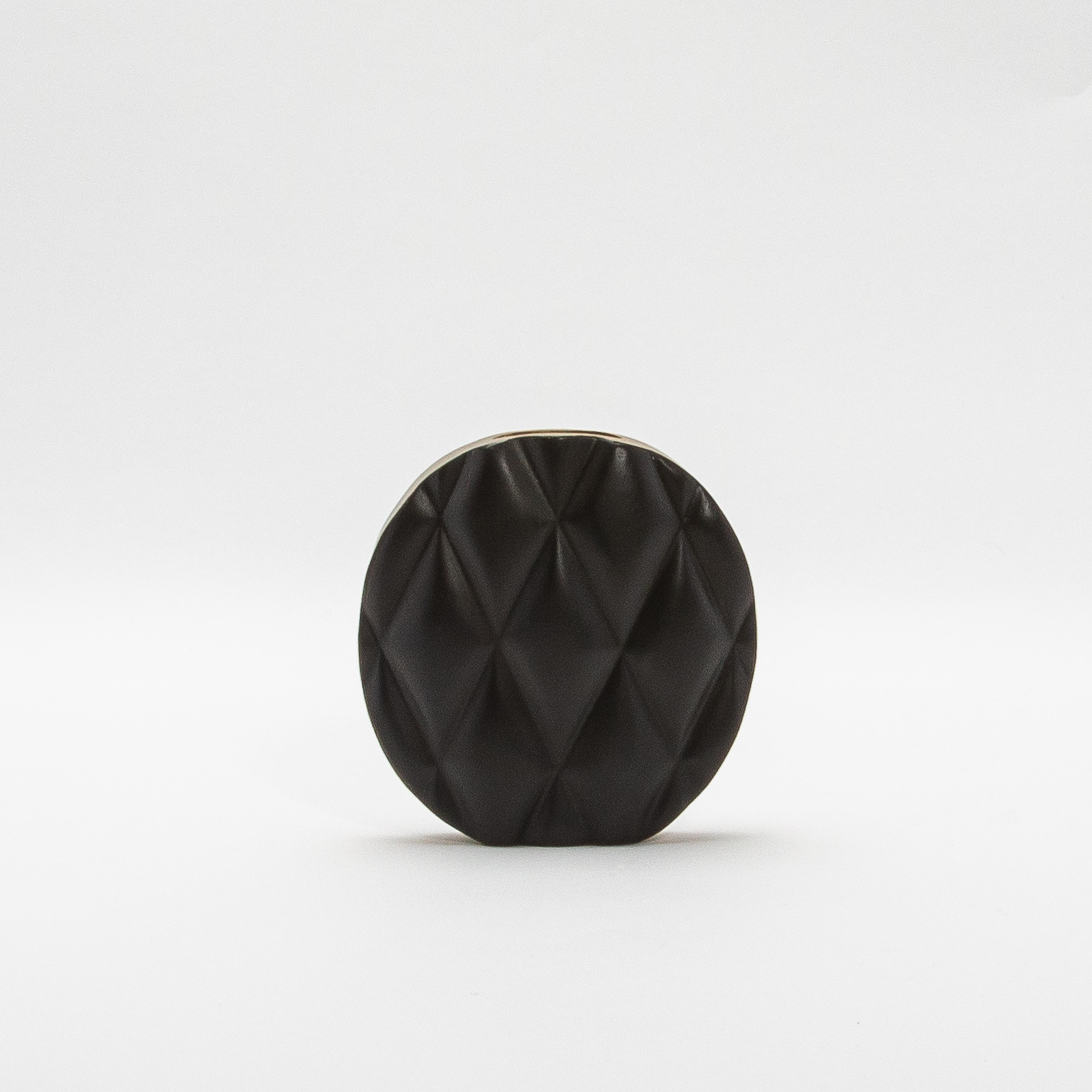Moderne gesteppte Vase aus schwarzer Eiche mit Messingdetails von Kifu Paris (Handgefertigt) im Angebot