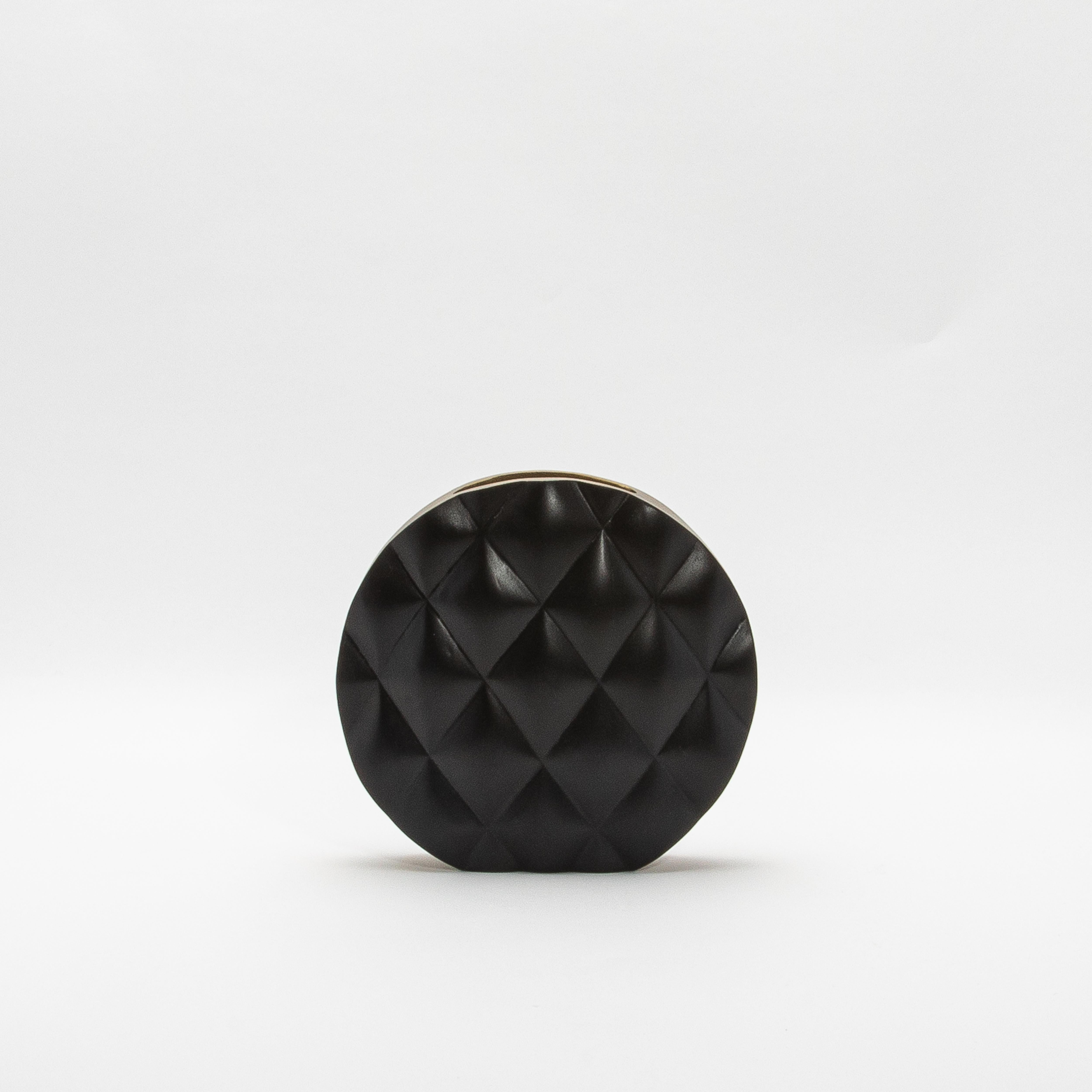 Moderne gesteppte Vase aus schwarzer Eiche mit Messingdetails von Kifu Paris (Handgefertigt) im Angebot