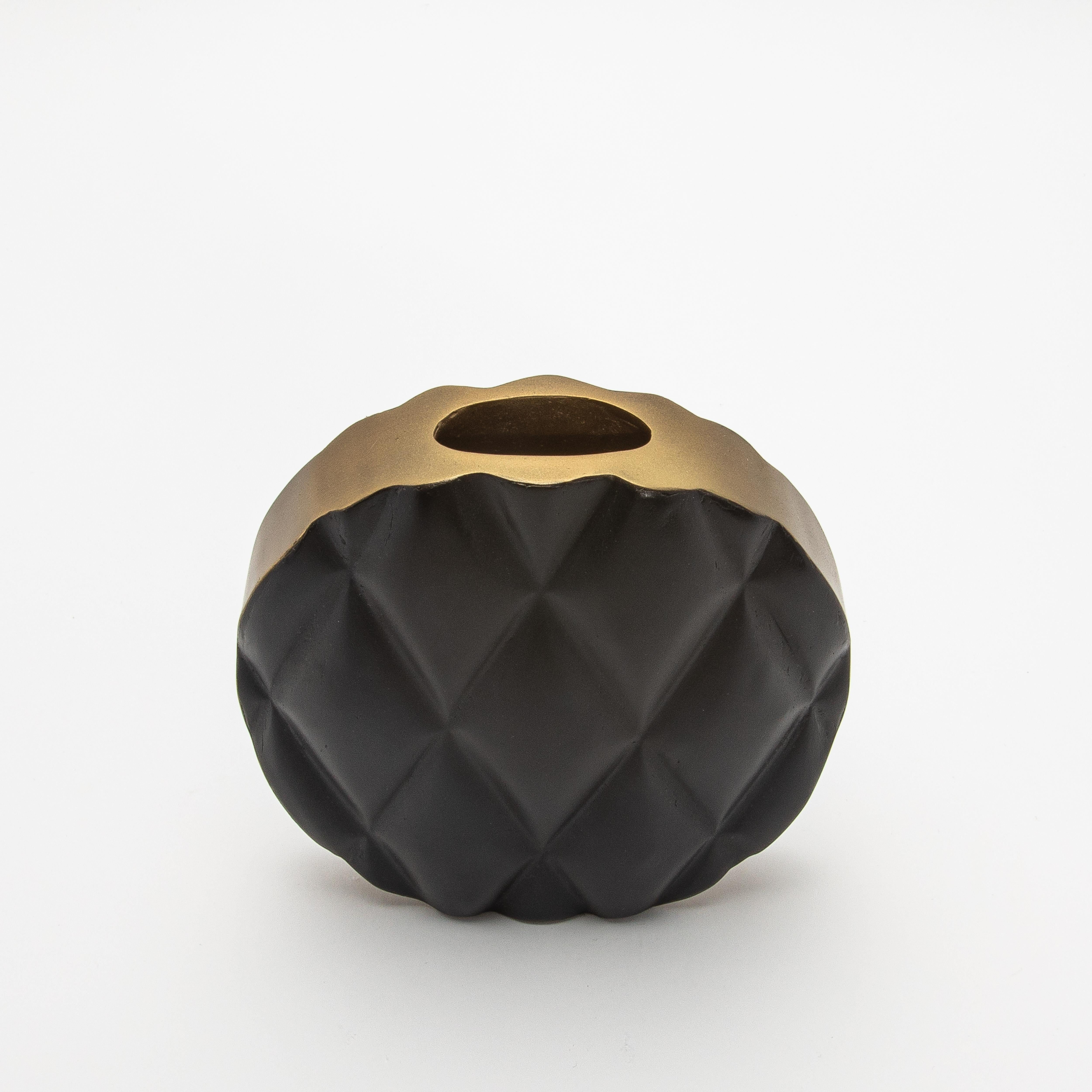 Moderne gesteppte Vase aus schwarzer Eiche mit Messingdetails von Kifu Paris im Zustand „Neu“ im Angebot in West Hollywood, CA
