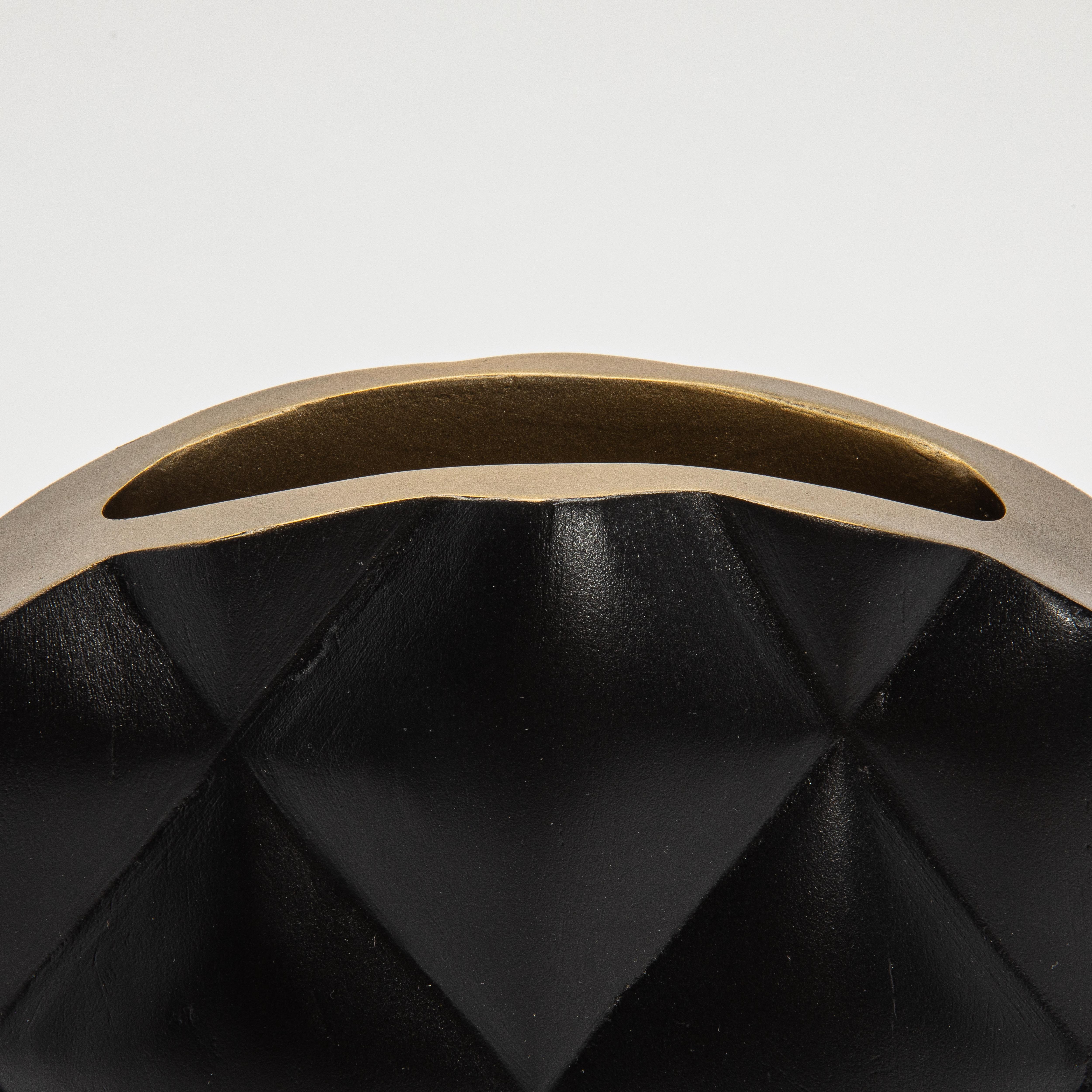 Moderne gesteppte Vase aus schwarzer Eiche mit Messingdetails von Kifu Paris im Zustand „Neu“ im Angebot in West Hollywood, CA