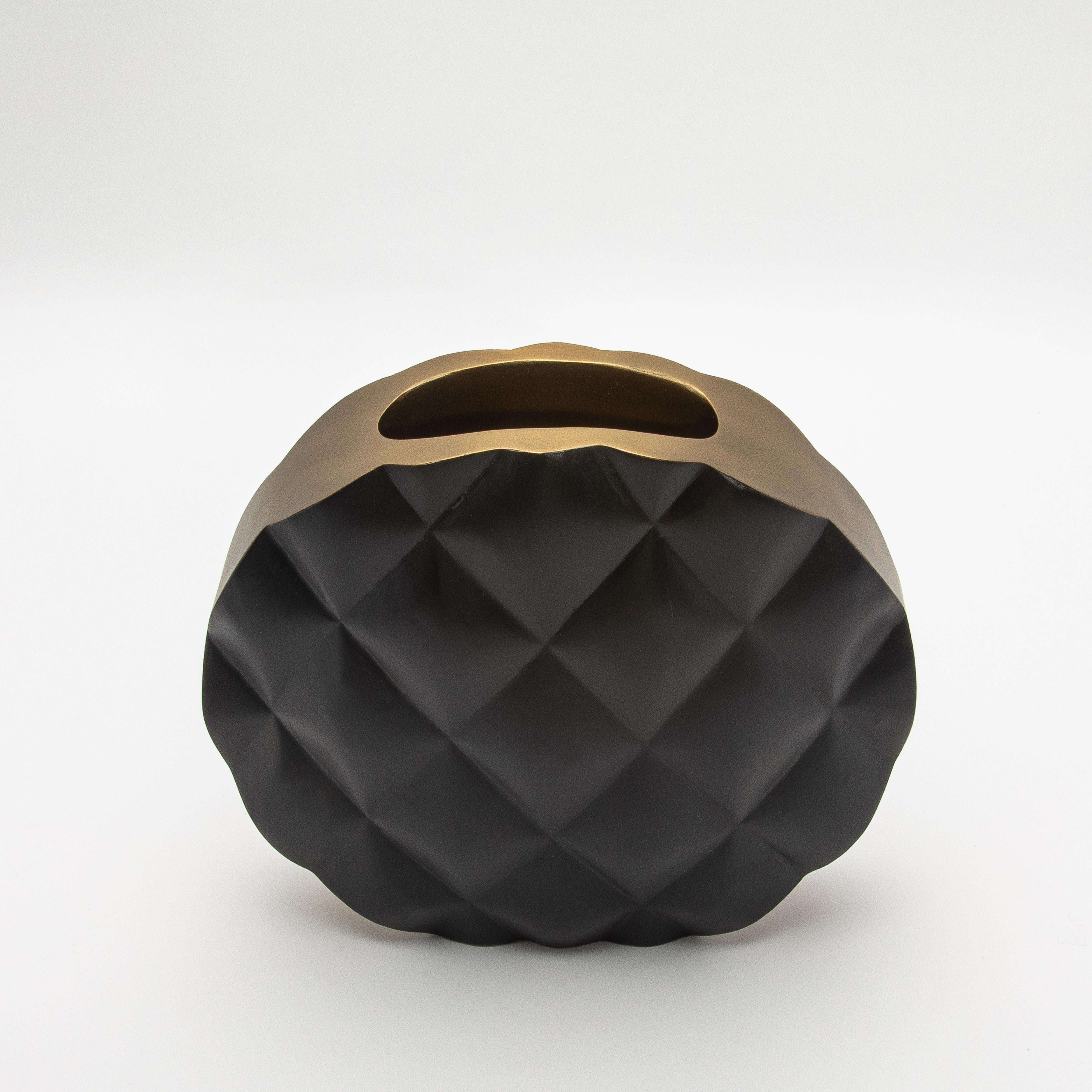 Moderne gesteppte Vase aus schwarzer Eiche mit Messingdetails von Kifu Paris (21. Jahrhundert und zeitgenössisch) im Angebot