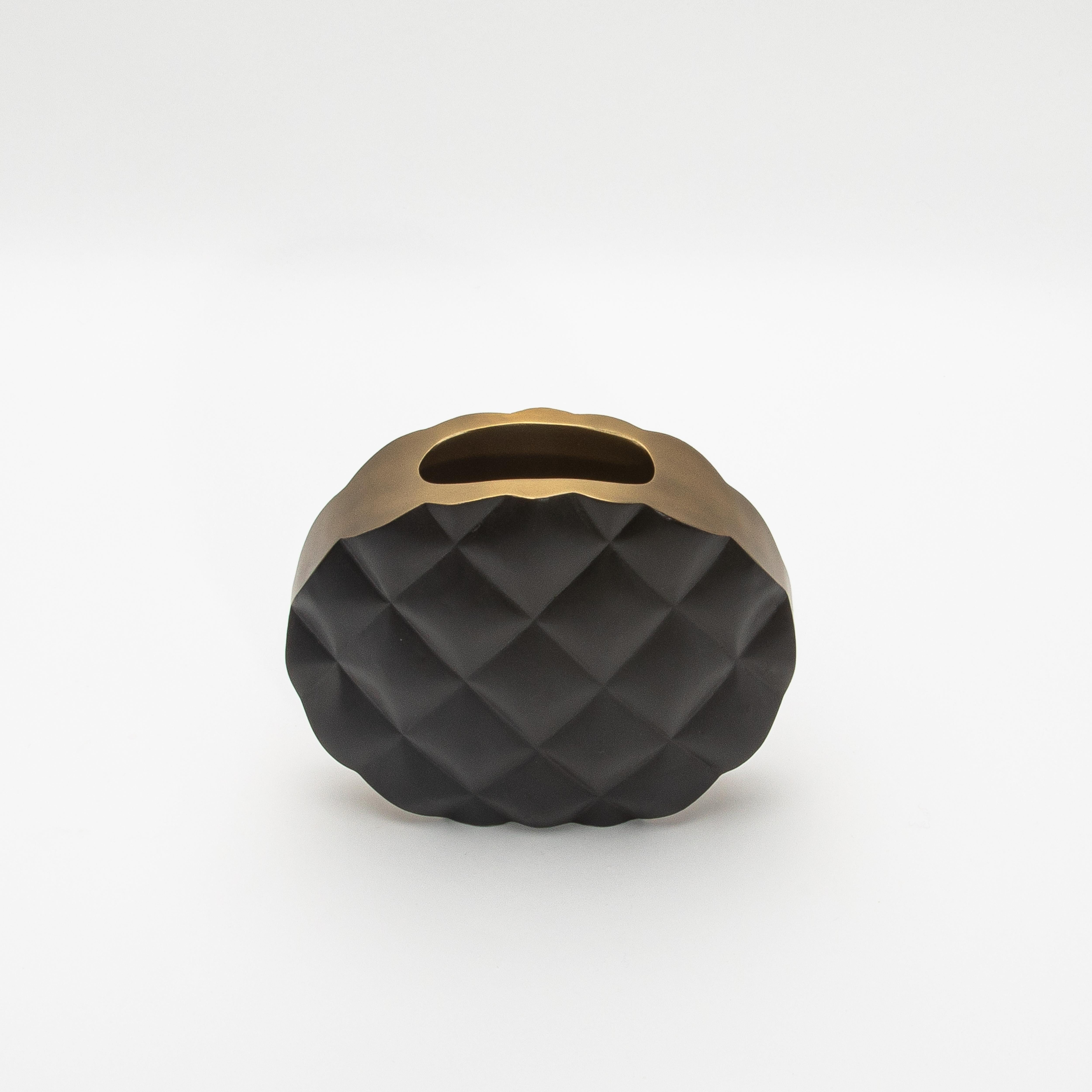 Moderne gesteppte Vase aus schwarzer Eiche mit Messingdetails von Kifu Paris im Angebot 1