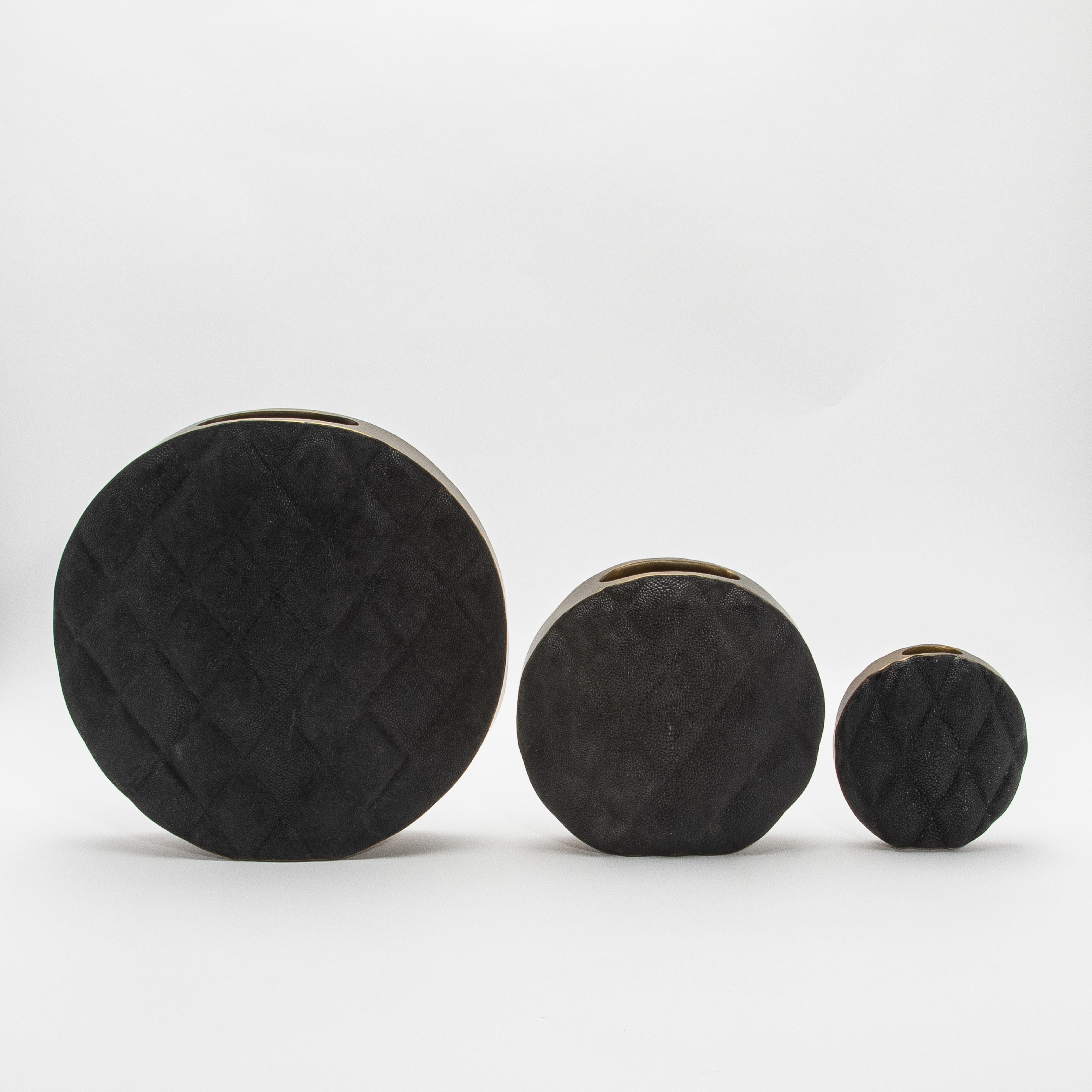 Jarrón moderno acolchado de piel de zapa negra con detalles de latón by KIFU Paris en venta 2