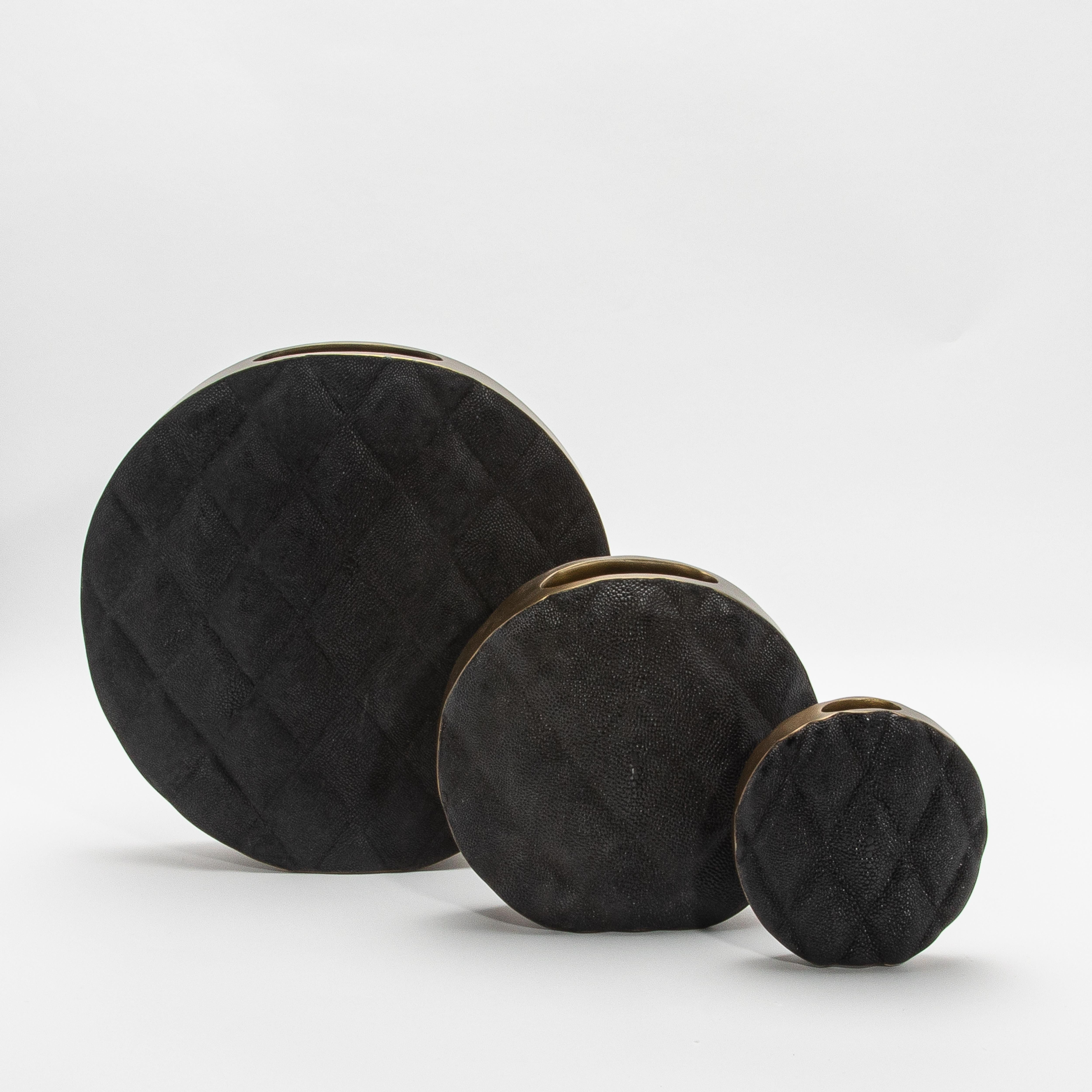 Jarrón moderno acolchado de piel de zapa negra con detalles de latón by KIFU Paris en venta 3