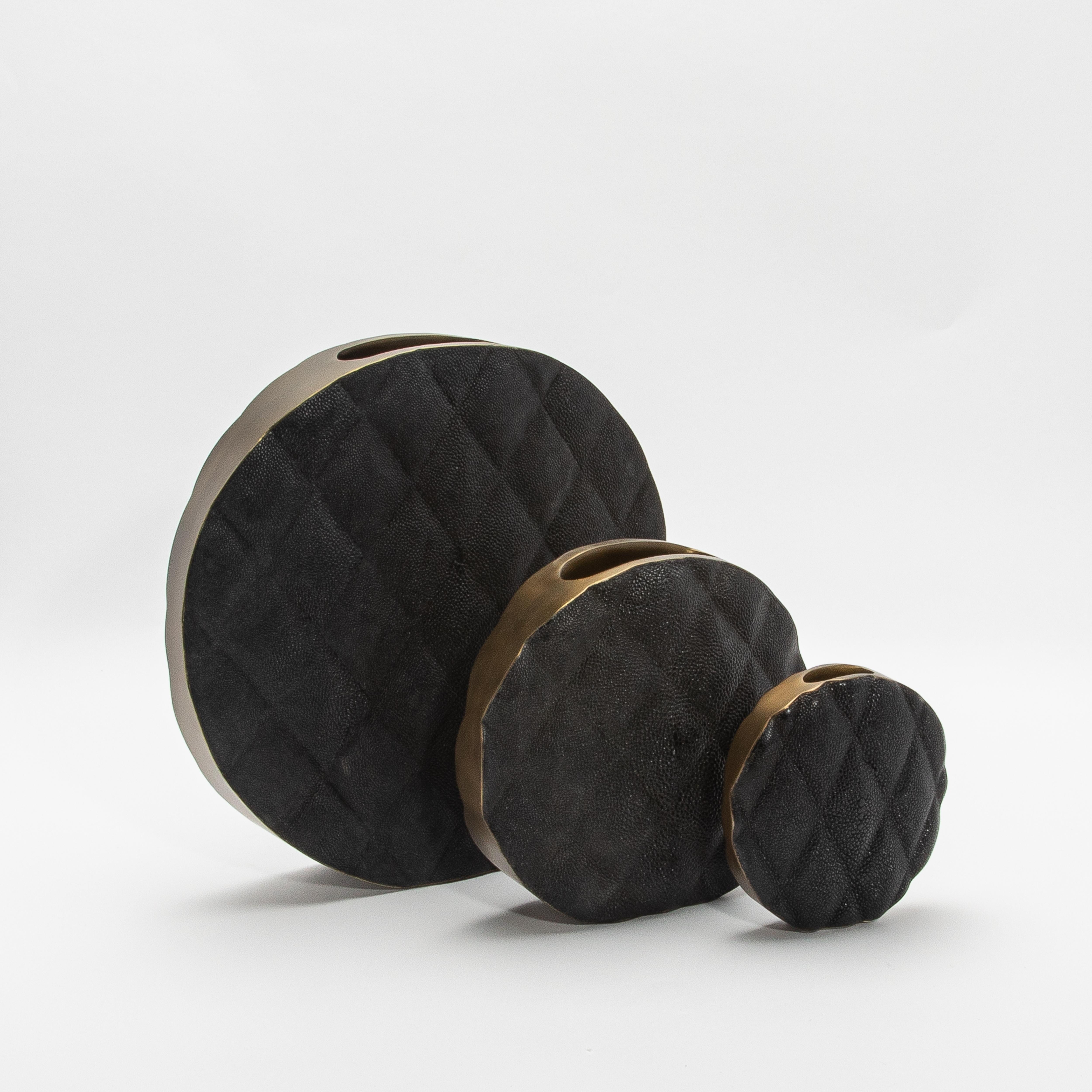 Jarrón moderno acolchado de piel de zapa negra con detalles de latón by KIFU Paris en venta 4