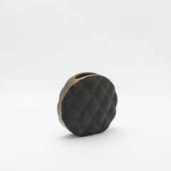 Moderne gesteppte Vase in schwarzem Chagrinleder mit Messingdetails von KIFU Paris