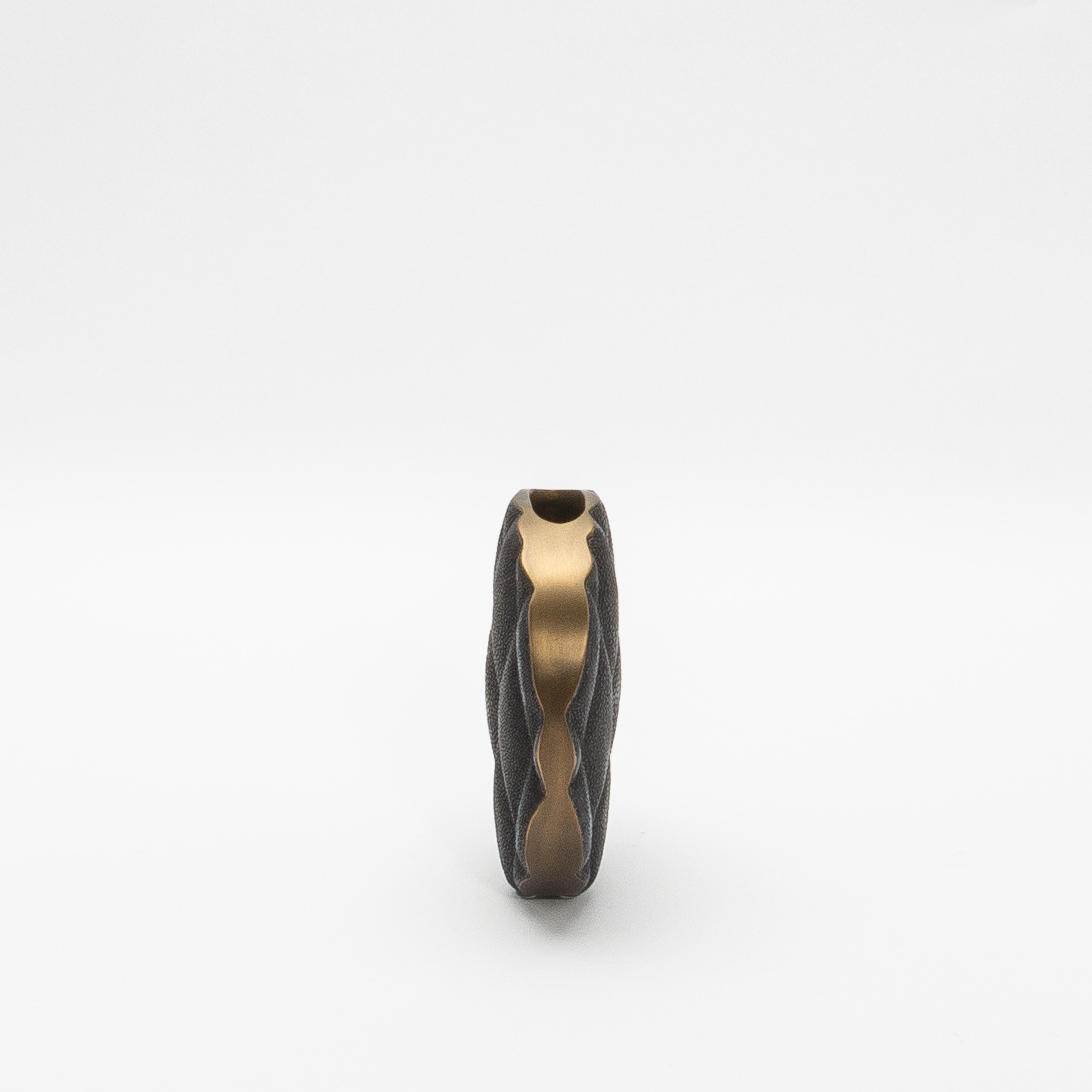 Moderne gesteppte Vase in schwarzem Chagrinleder mit Messingdetails von KIFU Paris (Art déco) im Angebot