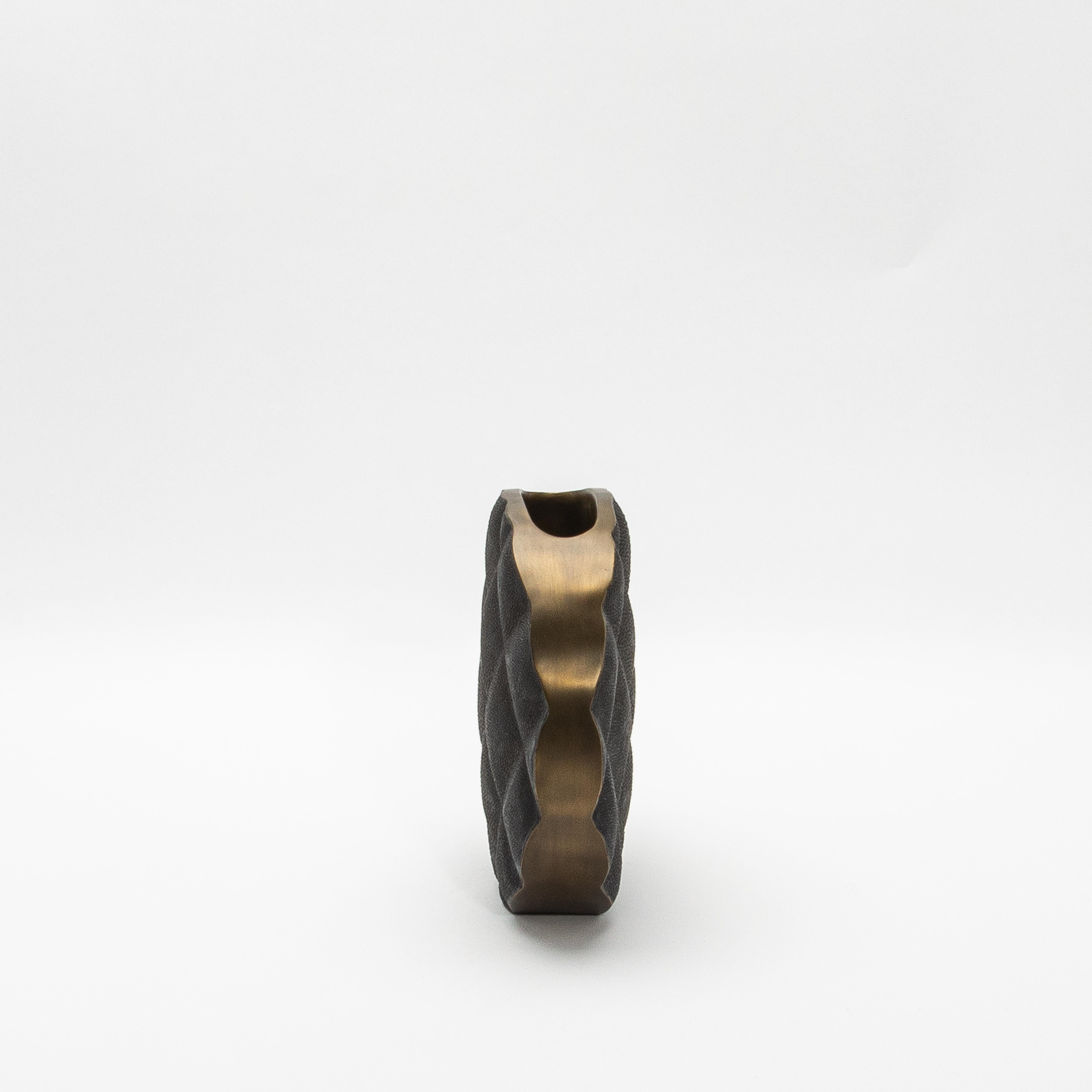 Moderne gesteppte Vase in schwarzem Chagrinleder mit Messingdetails von KIFU Paris (Art déco) im Angebot