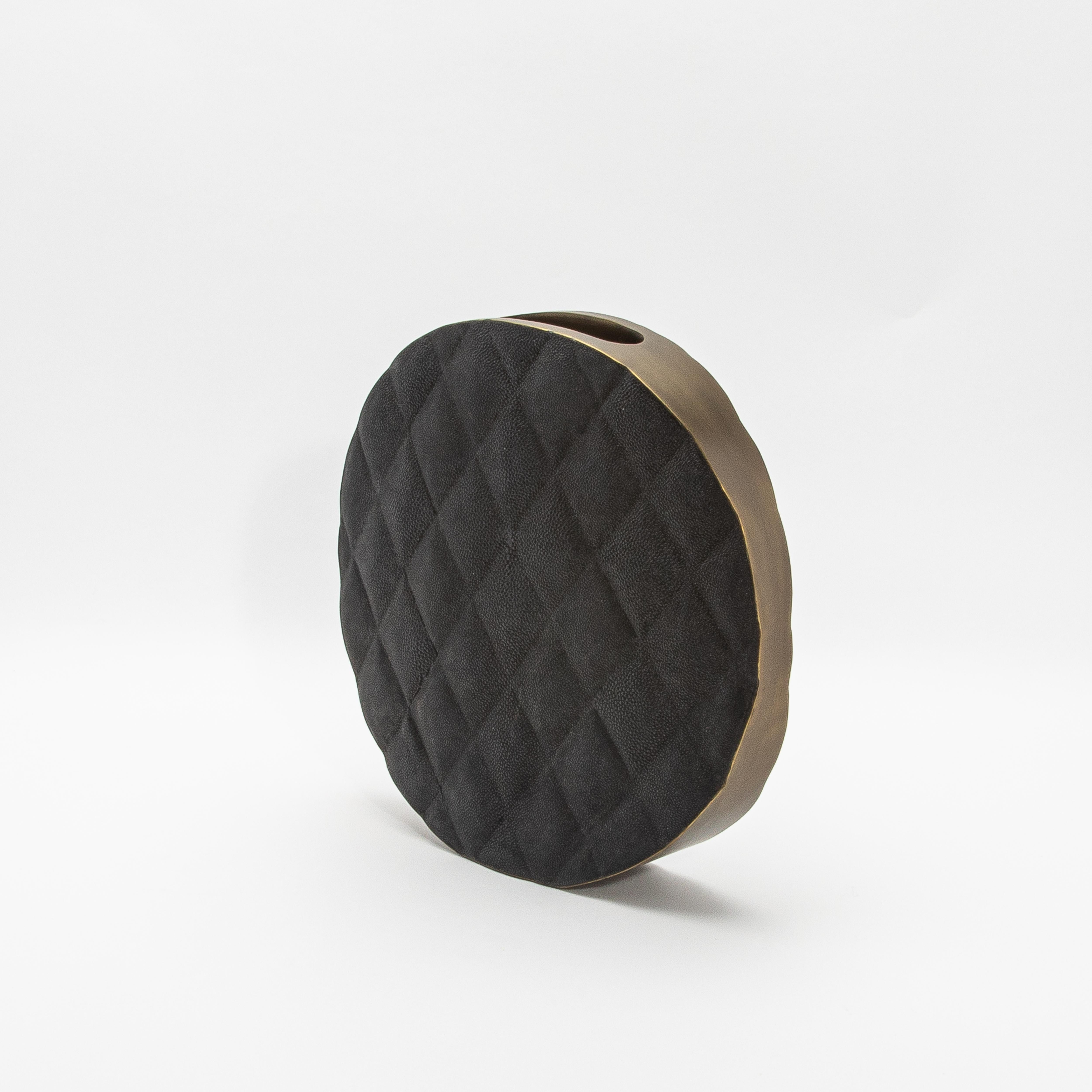 Jarrón moderno acolchado de piel de zapa negra con detalles de latón by KIFU Paris Filipino en venta