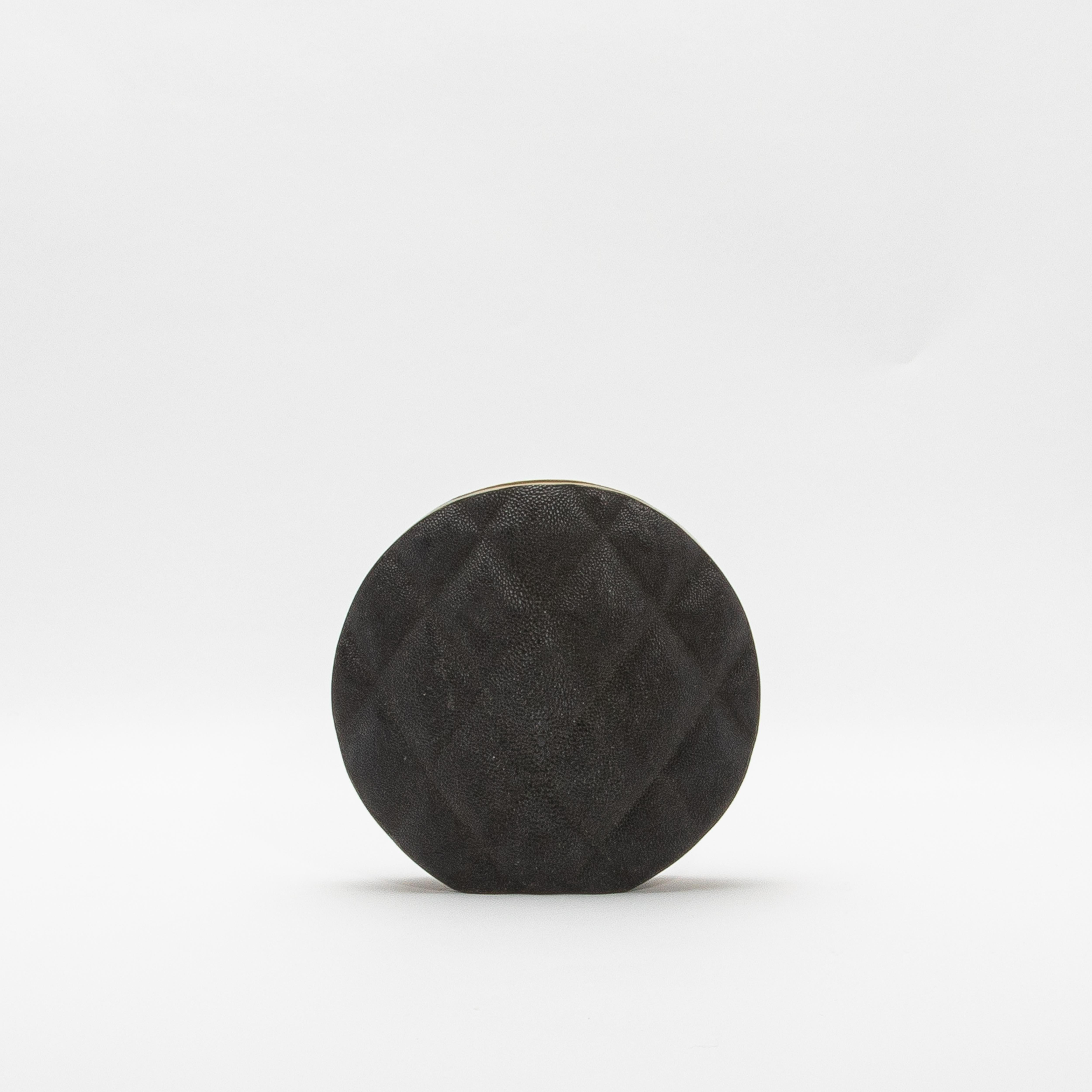 Moderne gesteppte Vase in schwarzem Chagrinleder mit Messingdetails von KIFU Paris (Handgefertigt) im Angebot