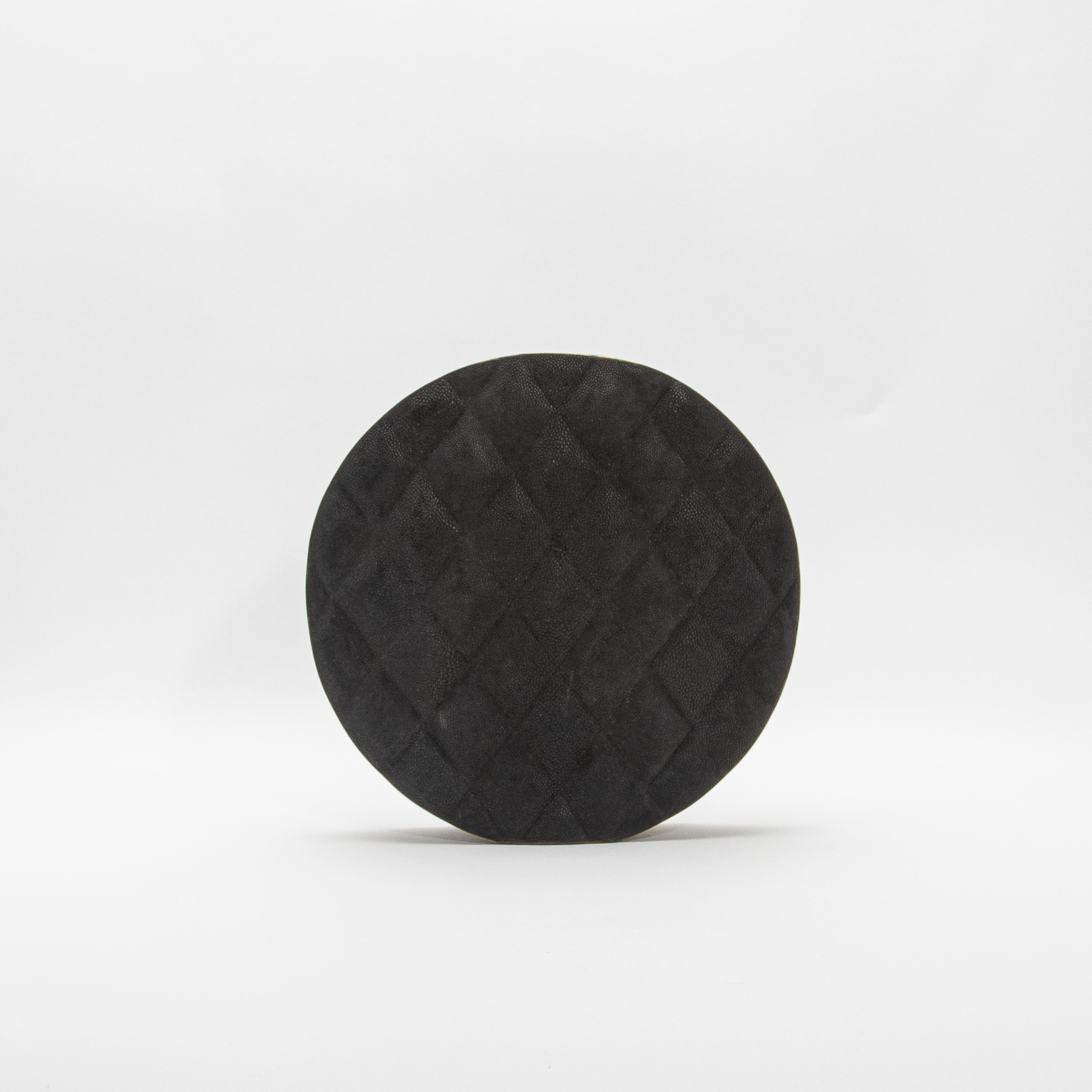Jarrón moderno acolchado de piel de zapa negra con detalles de latón by KIFU Paris Hecho a mano en venta