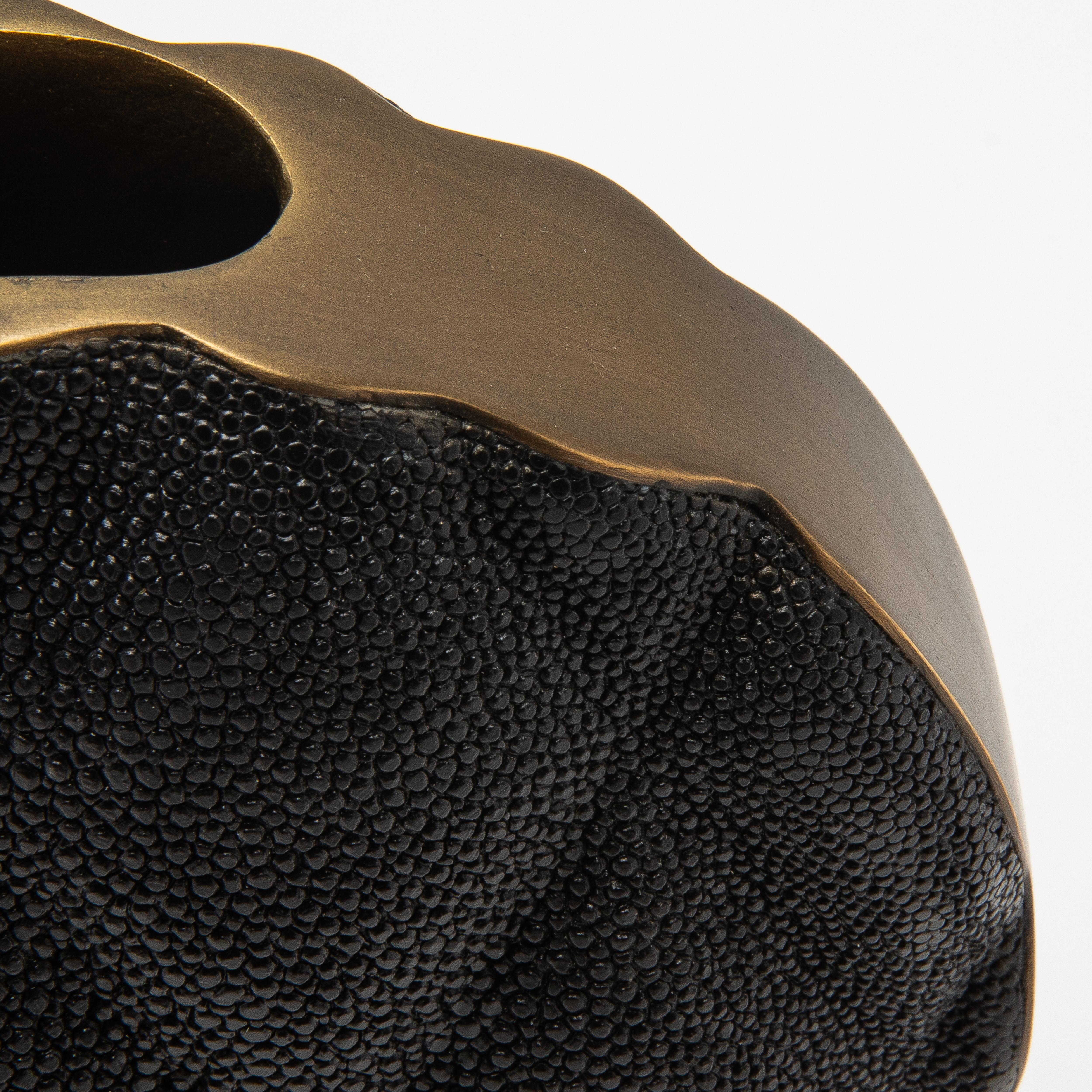 Moderne gesteppte Vase in schwarzem Chagrinleder mit Messingdetails von KIFU Paris (21. Jahrhundert und zeitgenössisch) im Angebot
