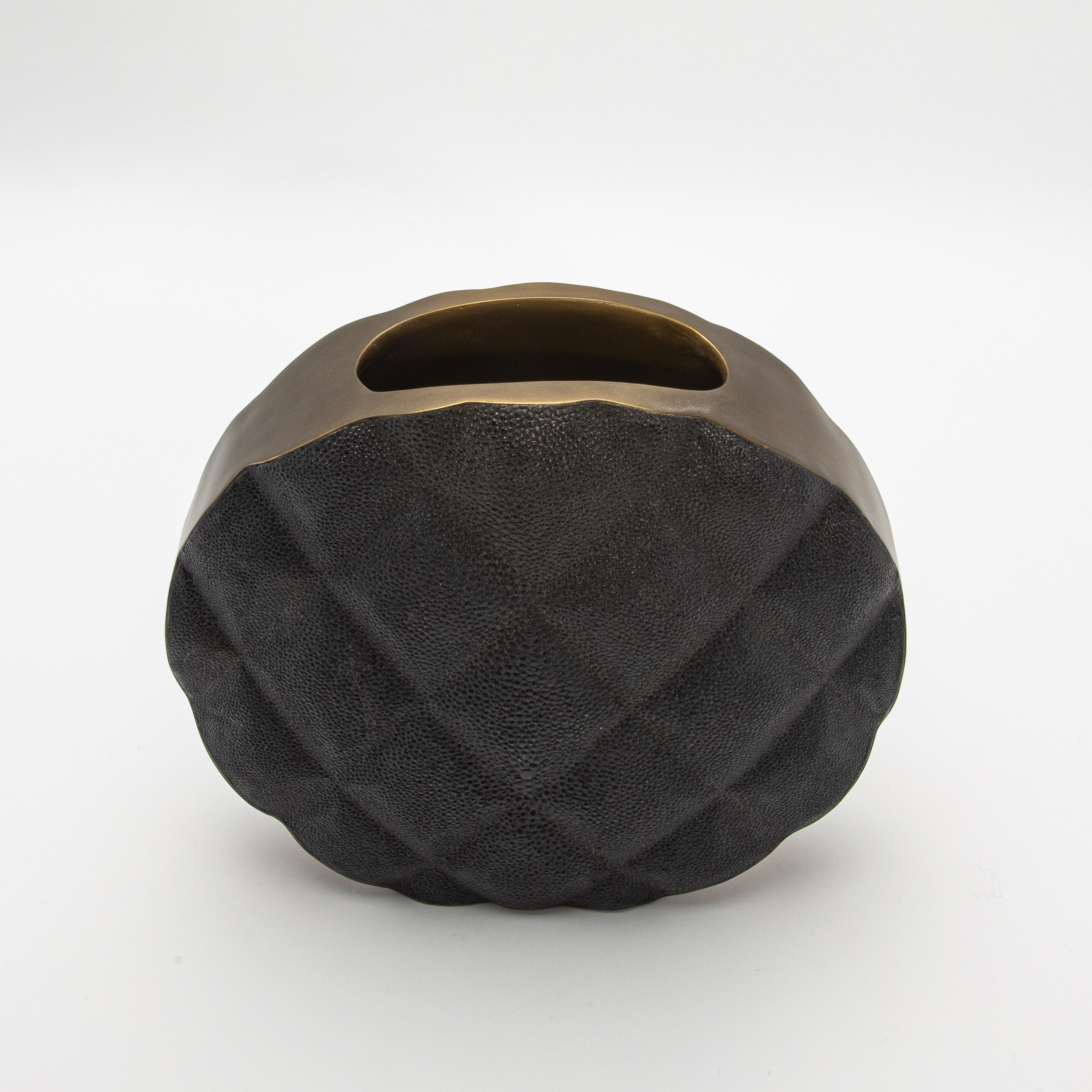 Moderne gesteppte Vase in schwarzem Chagrinleder mit Messingdetails von KIFU Paris (21. Jahrhundert und zeitgenössisch) im Angebot