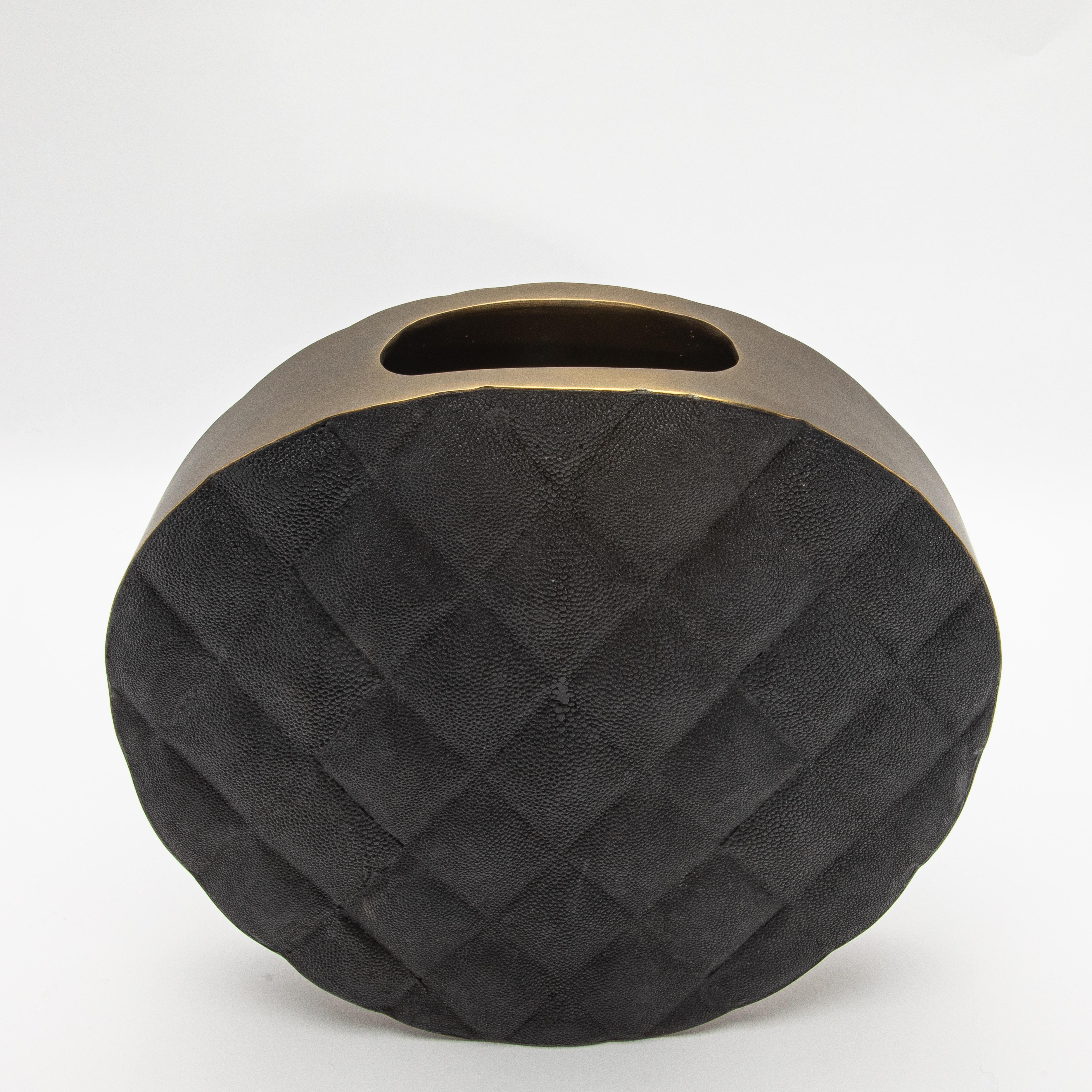 Jarrón moderno acolchado de piel de zapa negra con detalles de latón by KIFU Paris Siglo XXI y contemporáneo en venta