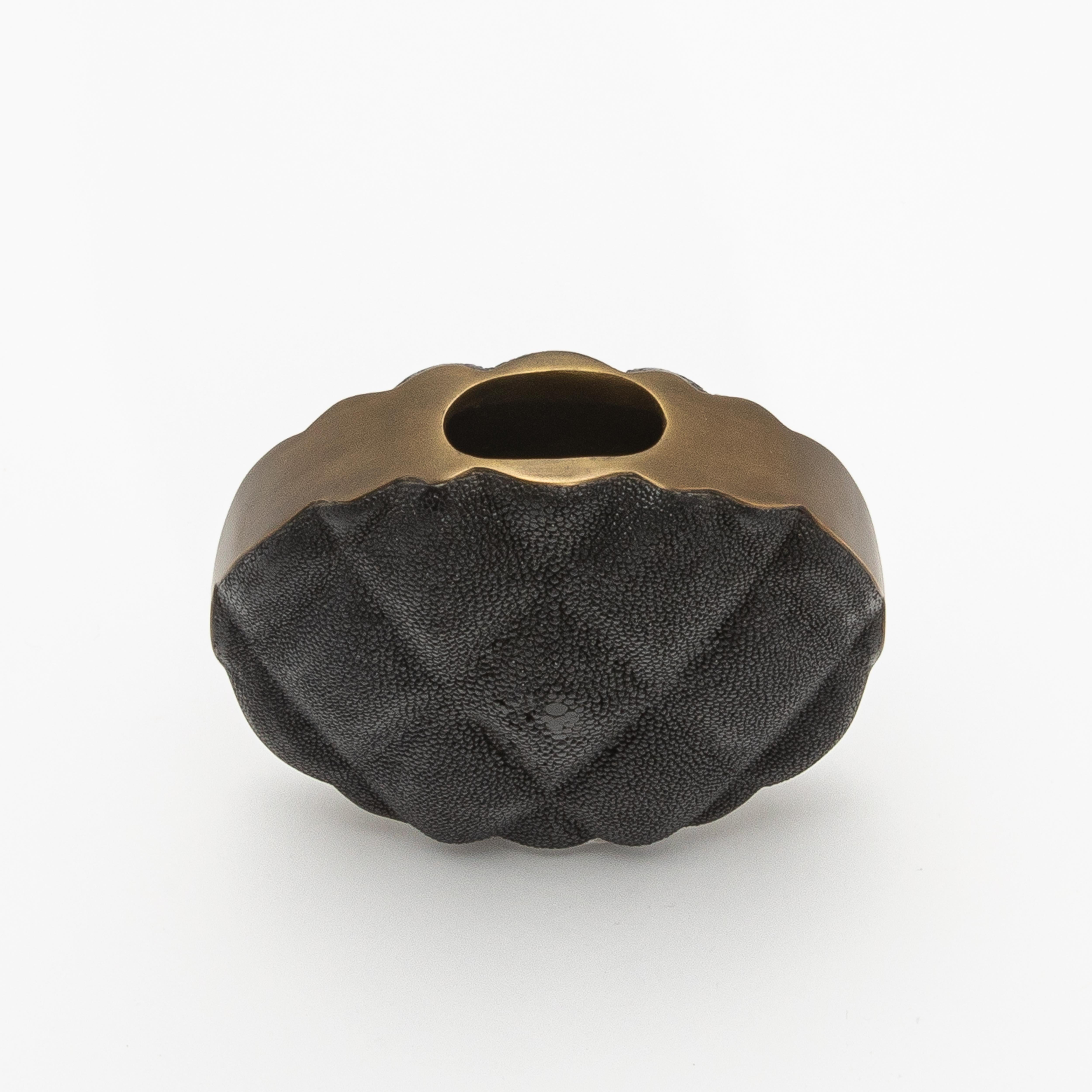Moderne gesteppte Vase in schwarzem Chagrinleder mit Messingdetails von KIFU Paris im Angebot 1