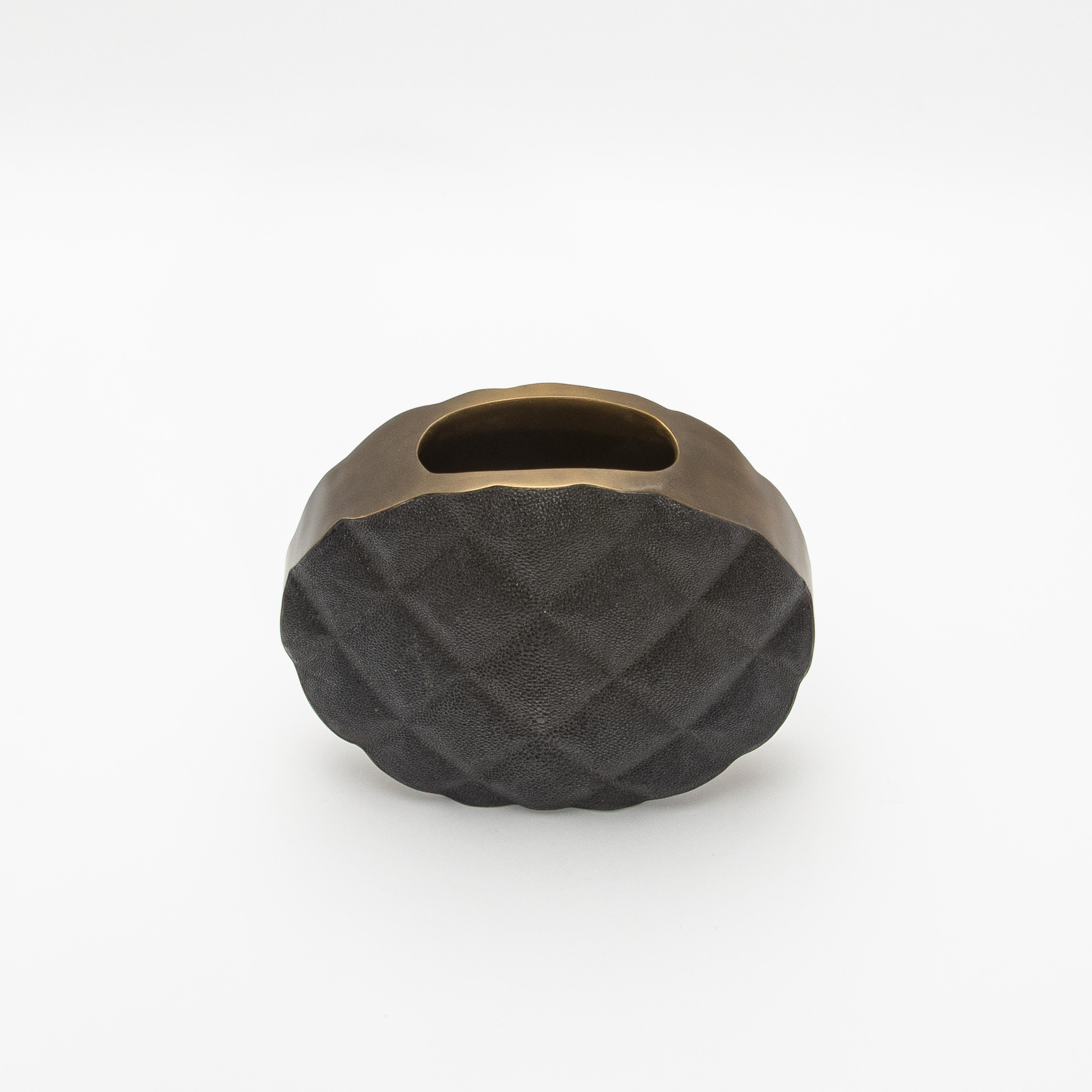 Moderne gesteppte Vase in schwarzem Chagrinleder mit Messingdetails von KIFU Paris im Angebot 1