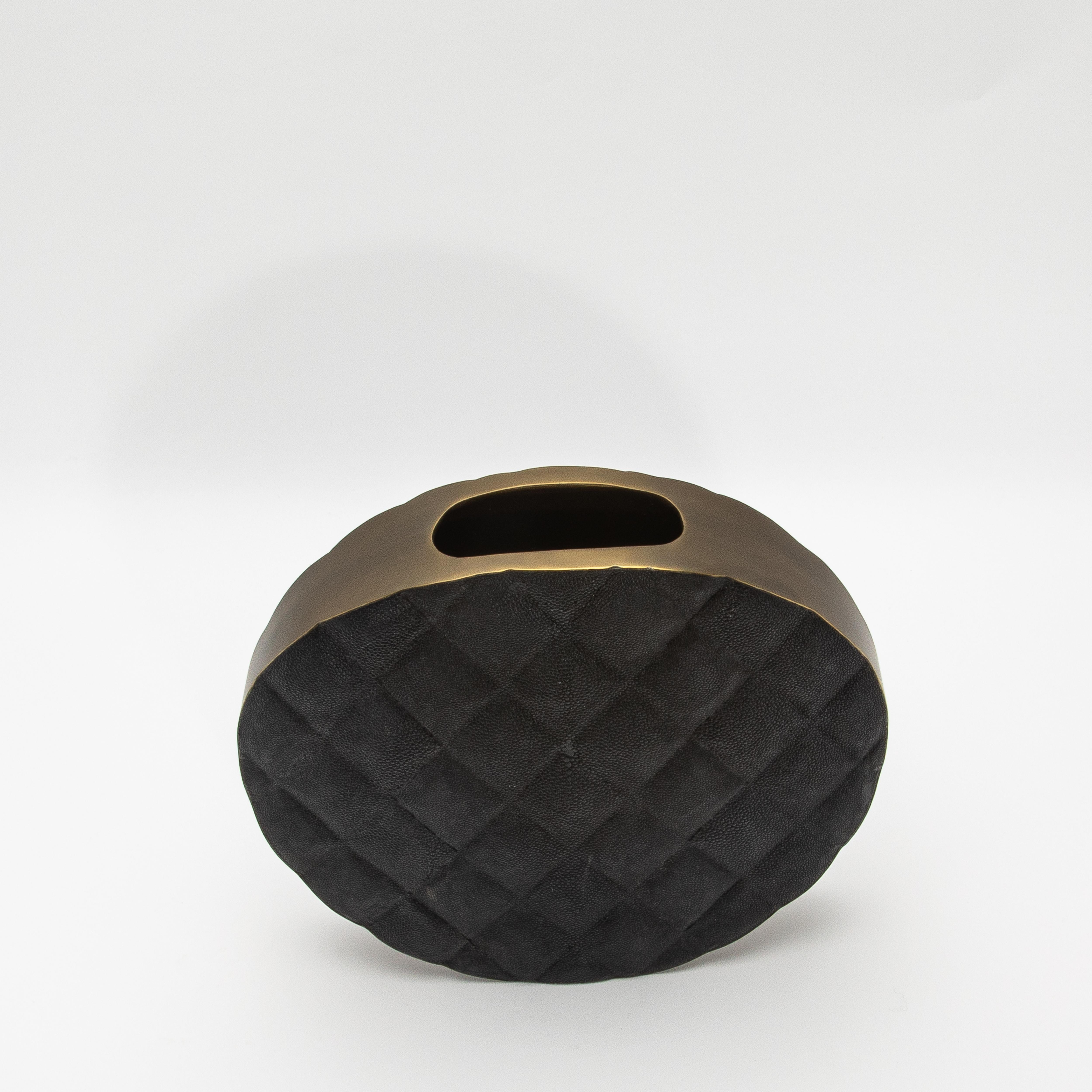 Jarrón moderno acolchado de piel de zapa negra con detalles de latón by KIFU Paris Latón en venta