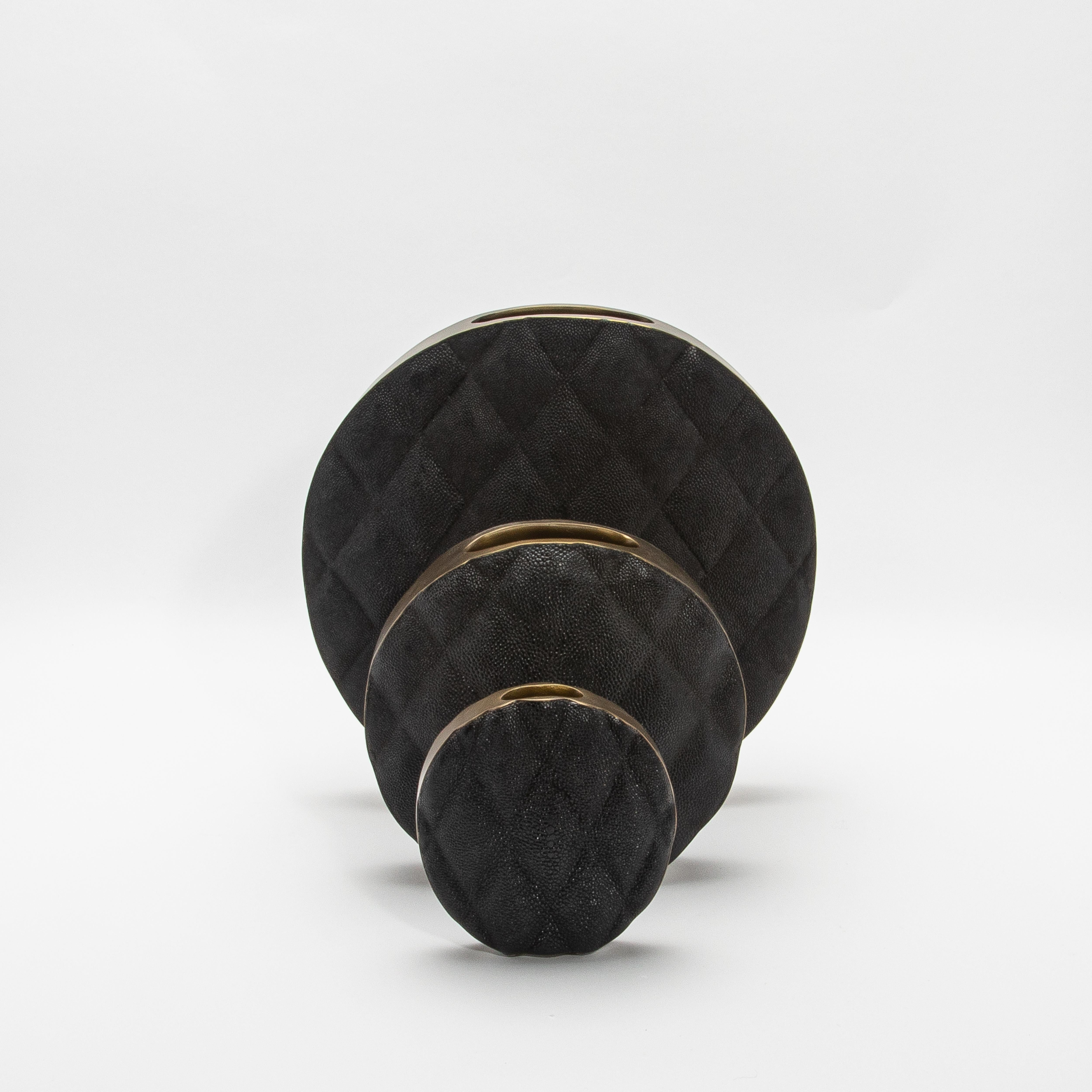 Jarrón moderno acolchado de piel de zapa negra con detalles de latón by KIFU Paris en venta 1