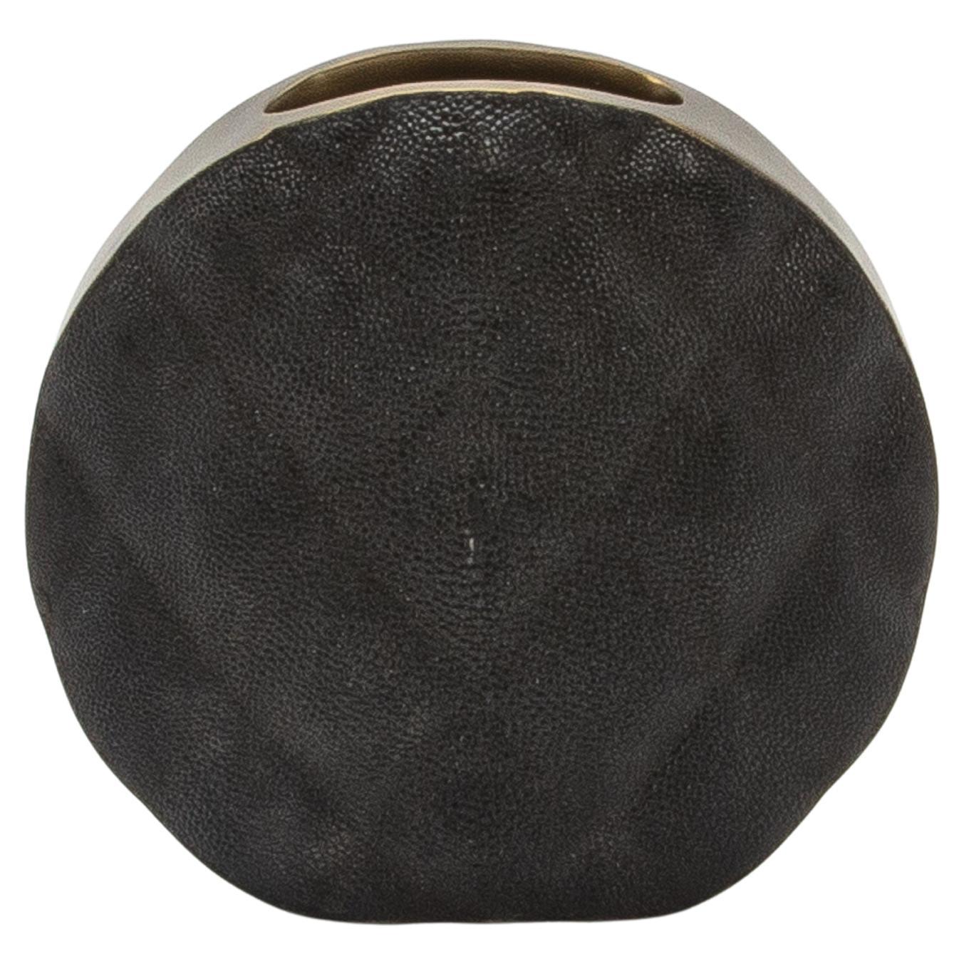 Vaso moderno trapuntato in zigrino nero con dettagli in ottone di KIFU Paris