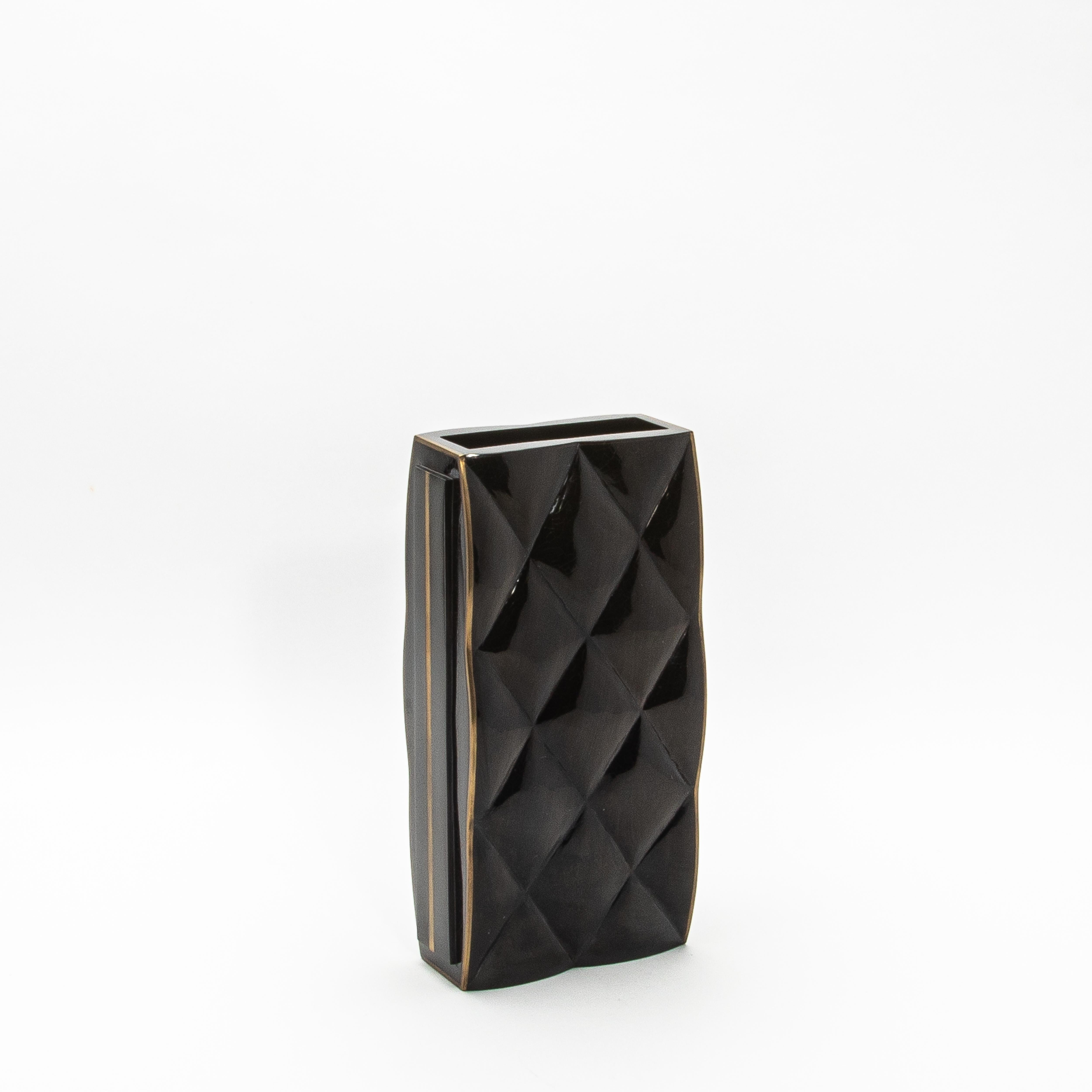 Il vaso Coco di KIFU Paris è una creazione magistrale in materiali di lusso, che combina perfettamente forma ed eleganza. Il suo sorprendente motivo trapuntato in guscio di penna nera emana un'atmosfera sofisticata e contemporanea, mentre i dettagli