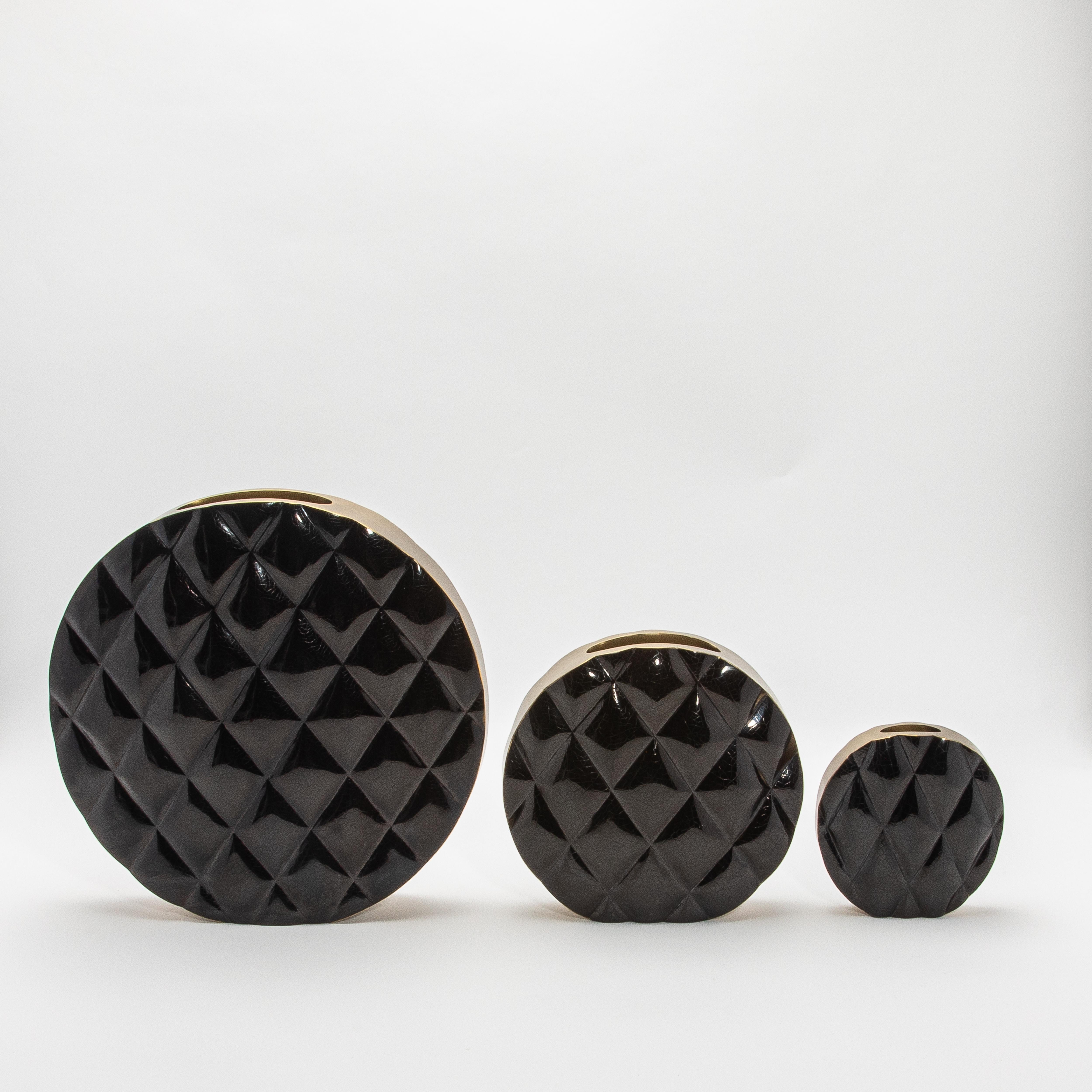 Vase The Moderns en coquillage noir avec détails en laiton par KIFU Paris en vente 2