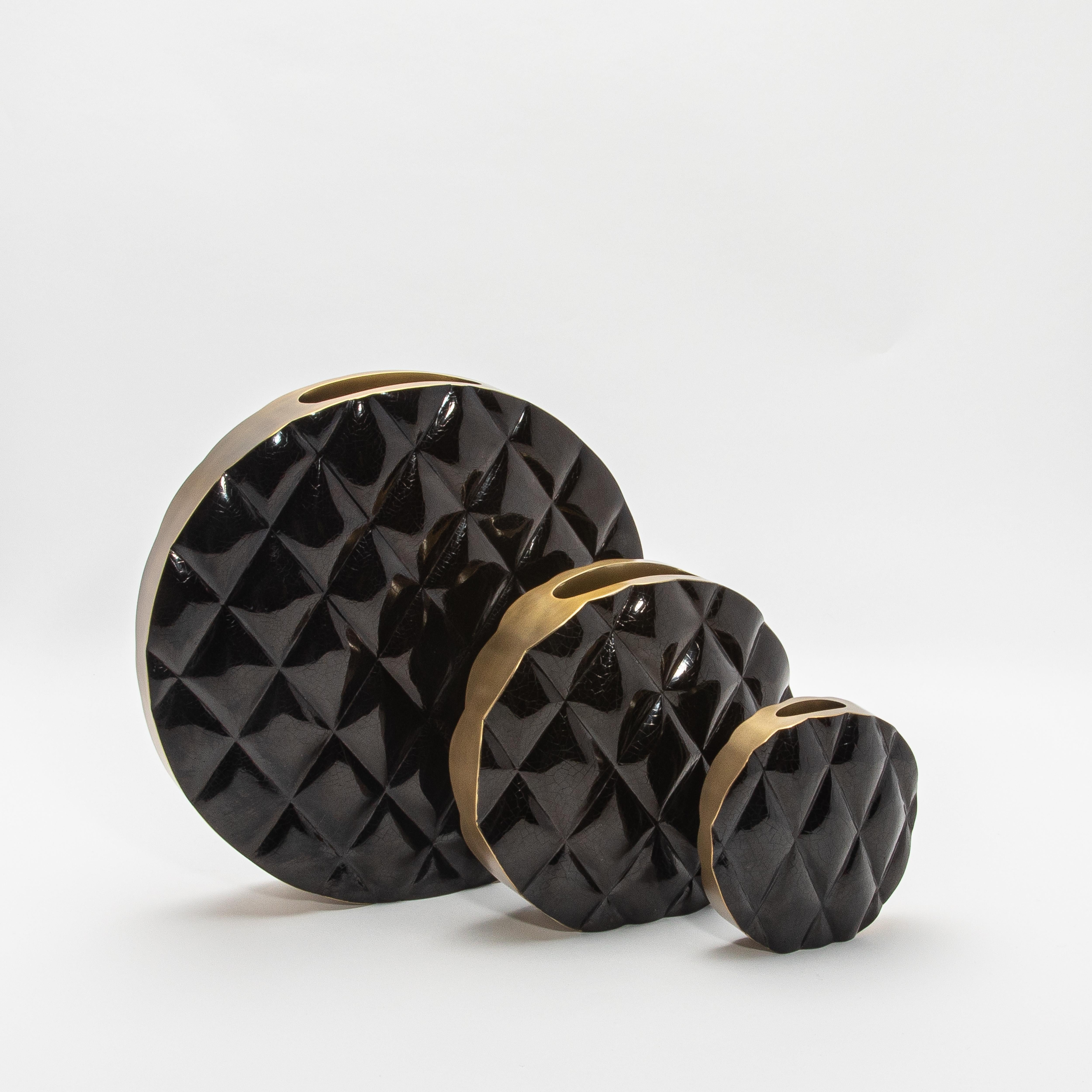 Vase The Moderns en coquillage noir avec détails en laiton par KIFU Paris en vente 3