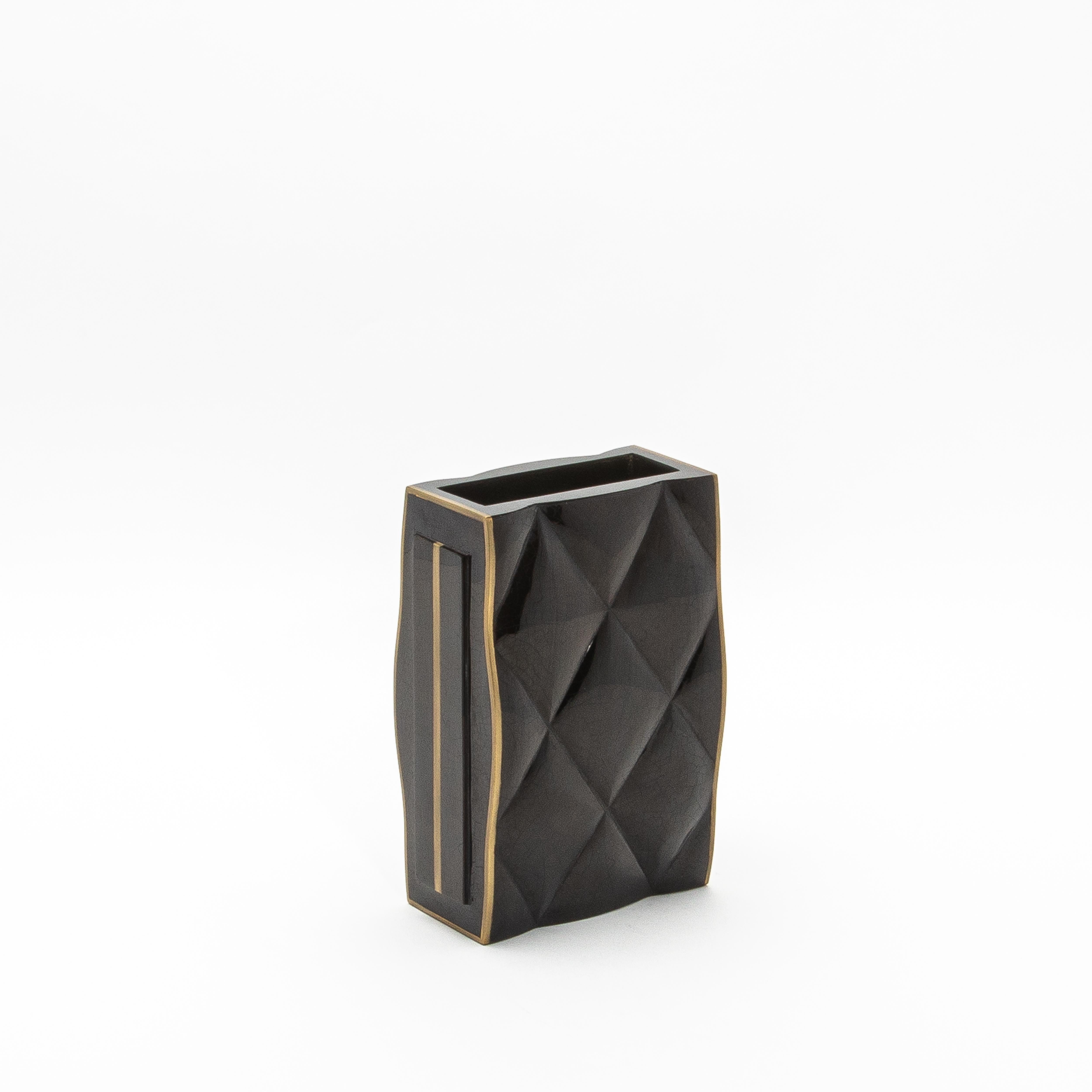 El Jarrón Coco de KIFU Paris es una creación magistral en materiales lujosos, que combina a la perfección forma y elegancia. Su llamativo estampado acolchado en concha de bolígrafo negra desprende un aire sofisticado y contemporáneo, mientras que