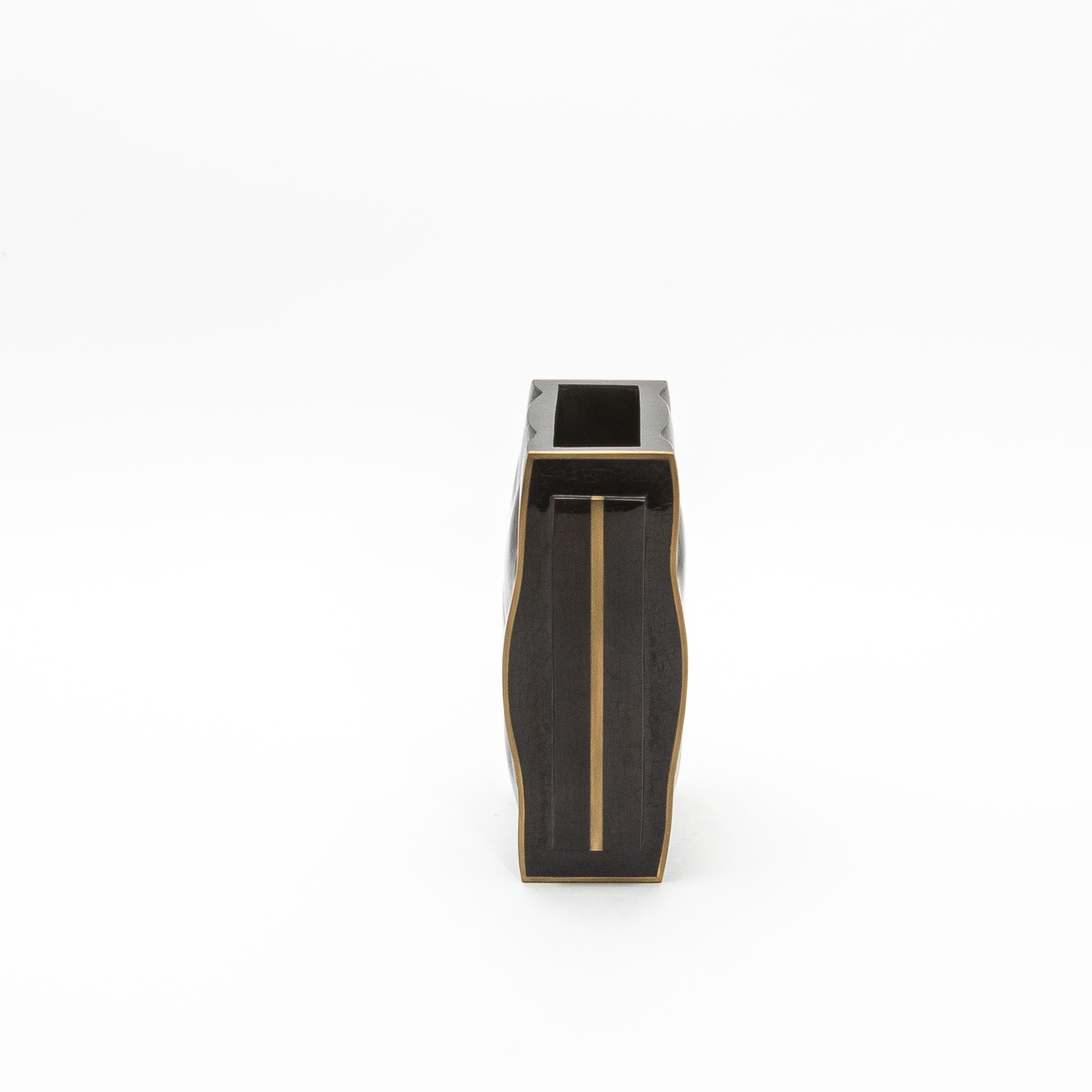 Jarrón moderno acolchado de concha negra con detalles de latón by KIFU Paris Art Decó en venta