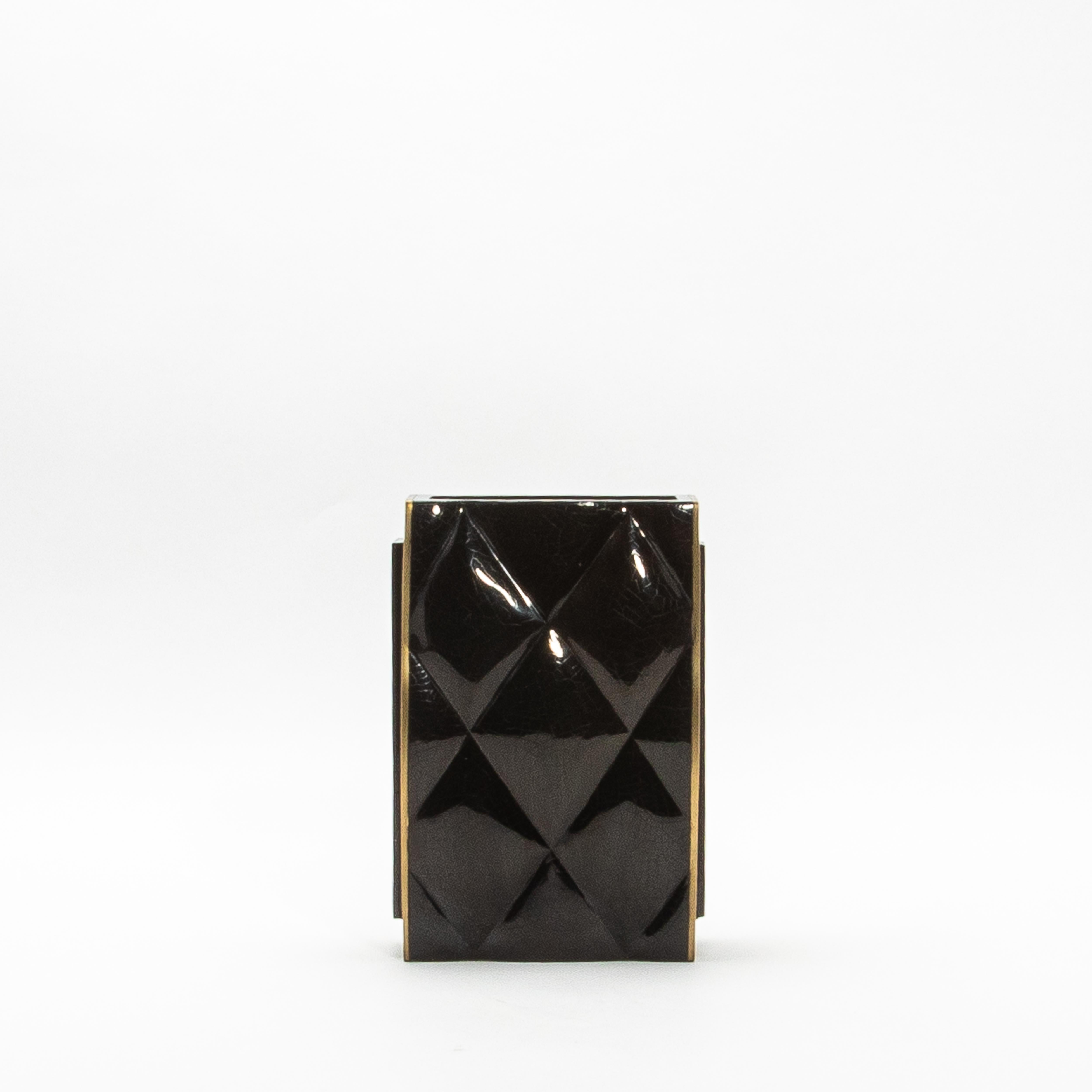 Jarrón moderno acolchado de concha negra con detalles de latón by KIFU Paris Filipino en venta