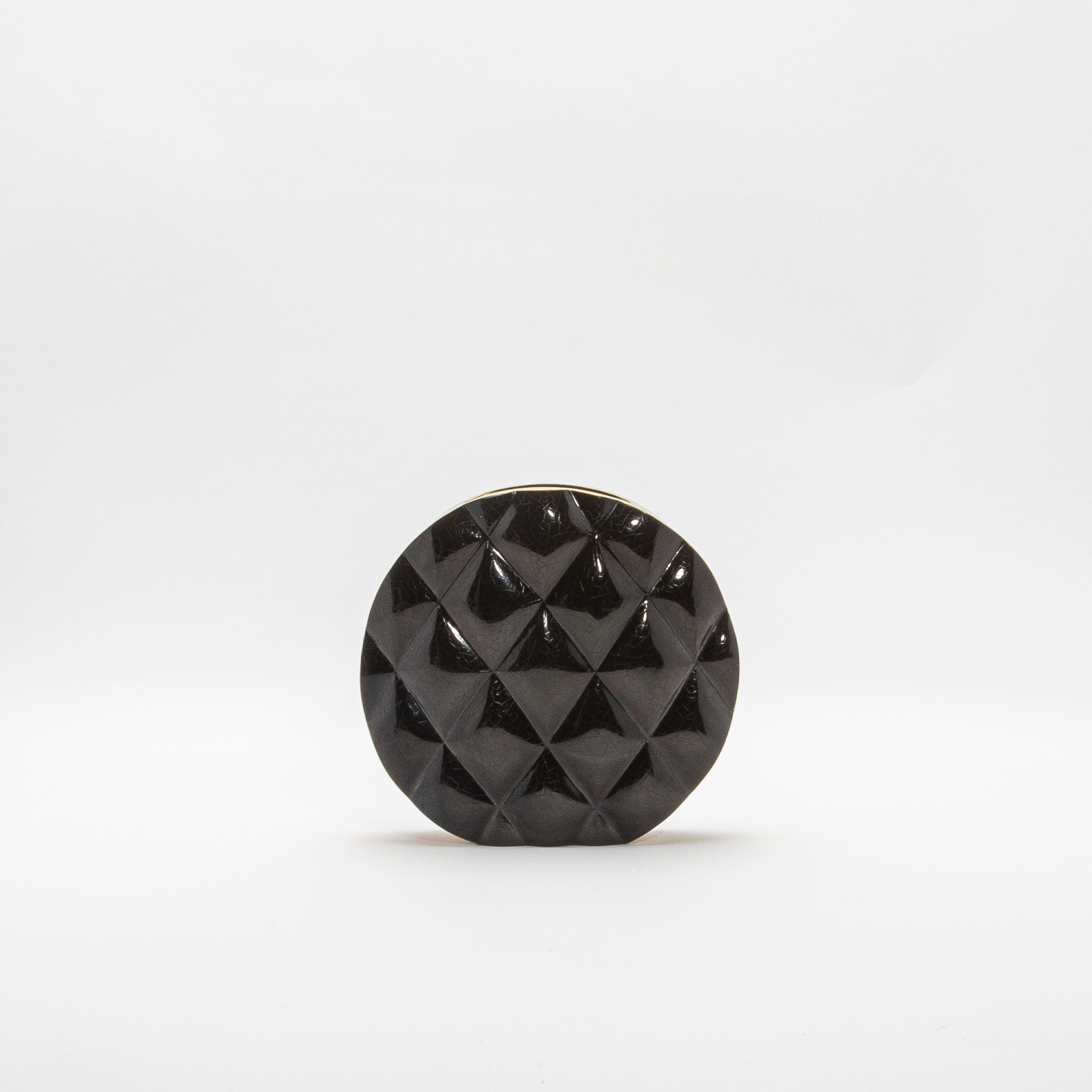 Fait main Vase The Moderns en coquillage noir avec détails en laiton par KIFU Paris en vente