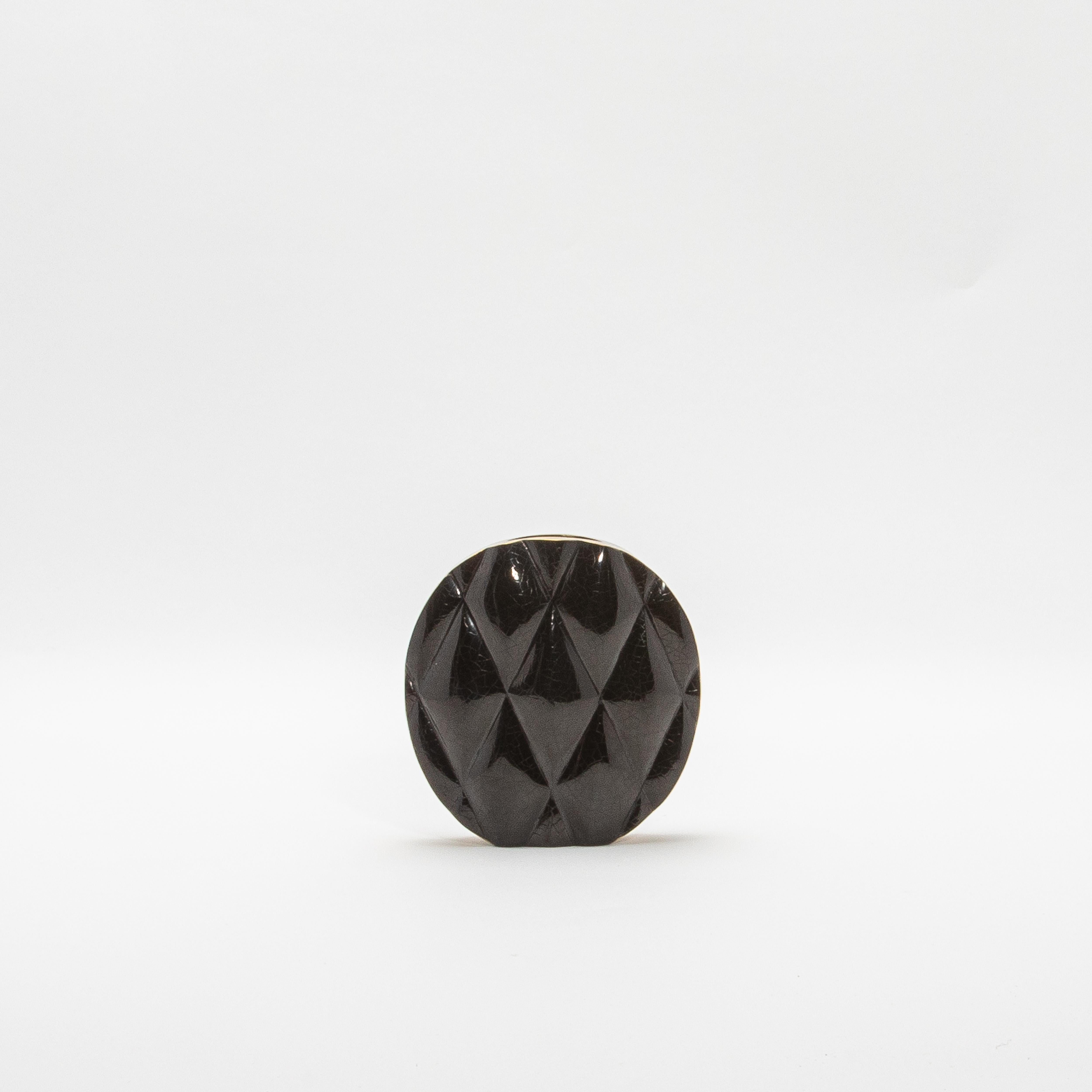Fait main Vase The Moderns en coquillage noir avec détails en laiton par KIFU Paris en vente
