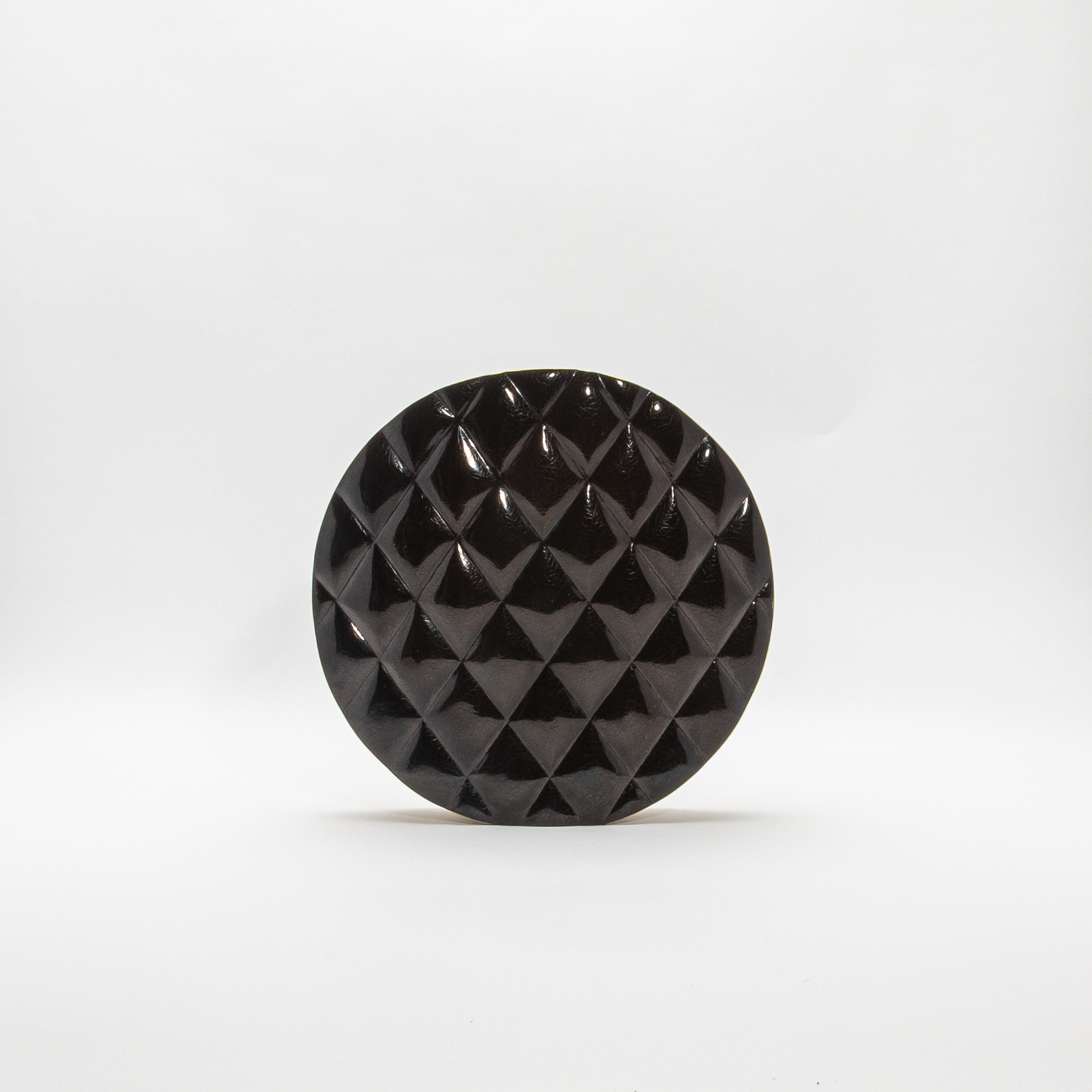 Fait main Vase The Moderns en coquillage noir avec détails en laiton par KIFU Paris en vente