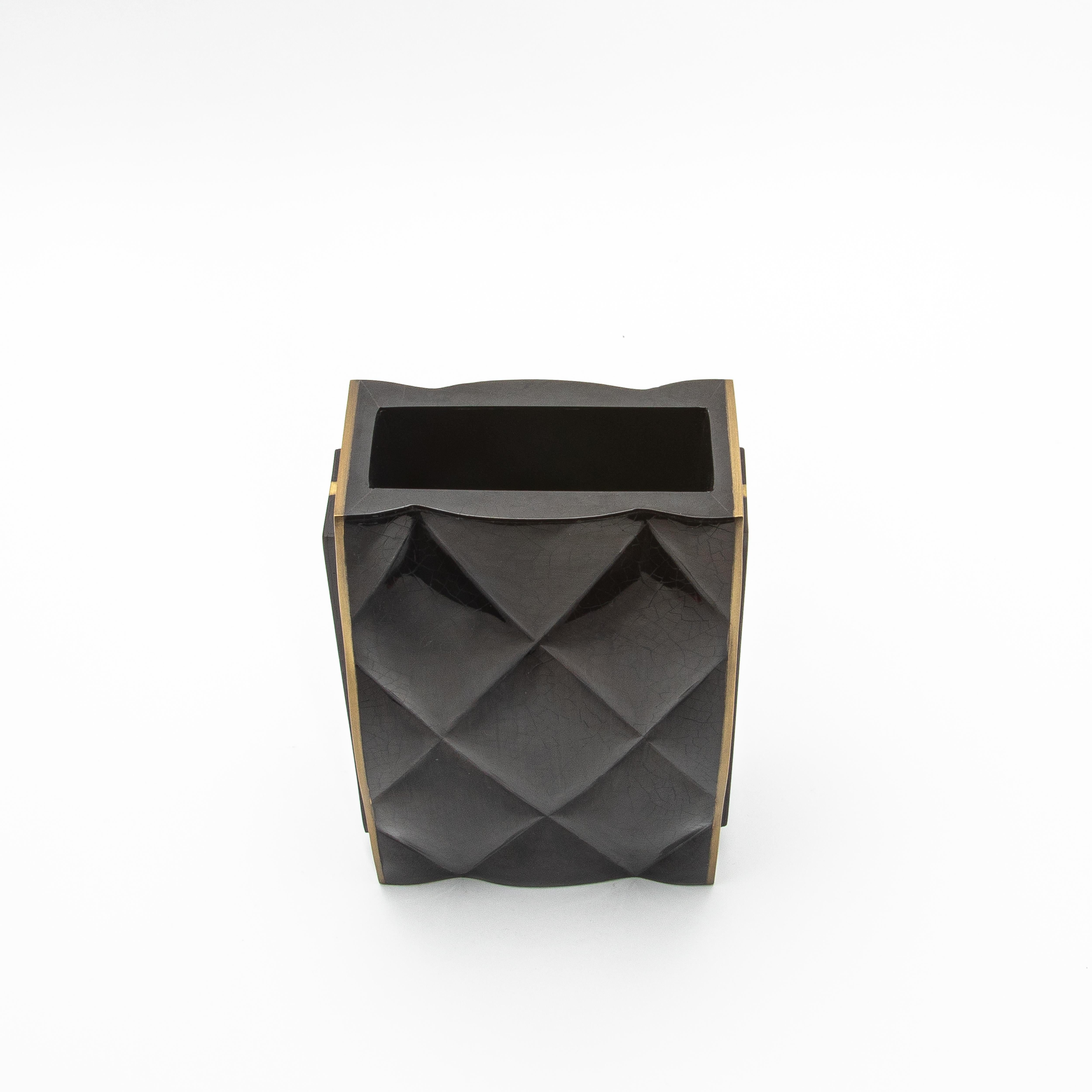 Jarrón moderno acolchado de concha negra con detalles de latón by KIFU Paris en Nuevo estado para la venta en West Hollywood, CA