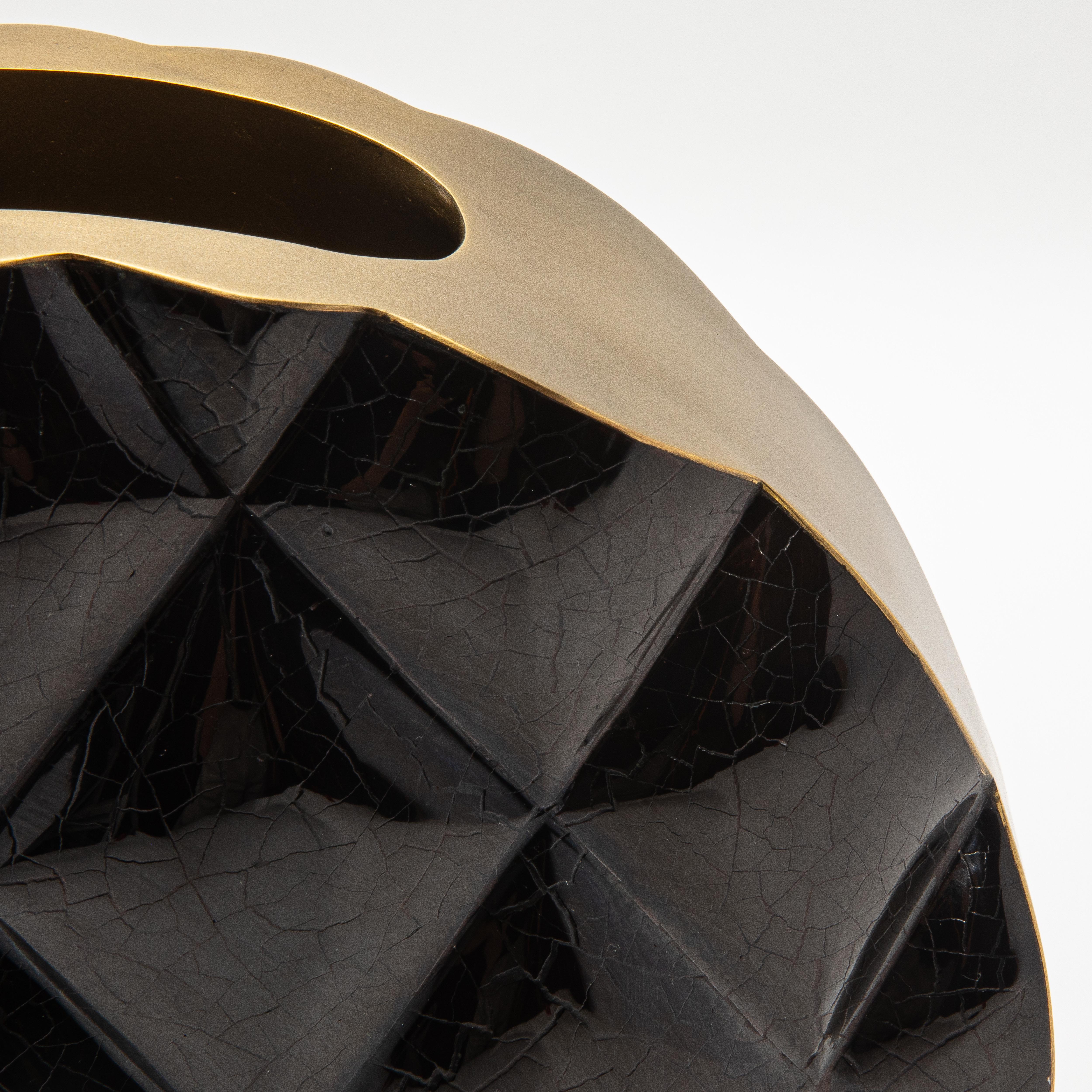 Vase The Moderns en coquillage noir avec détails en laiton par KIFU Paris Neuf - En vente à West Hollywood, CA