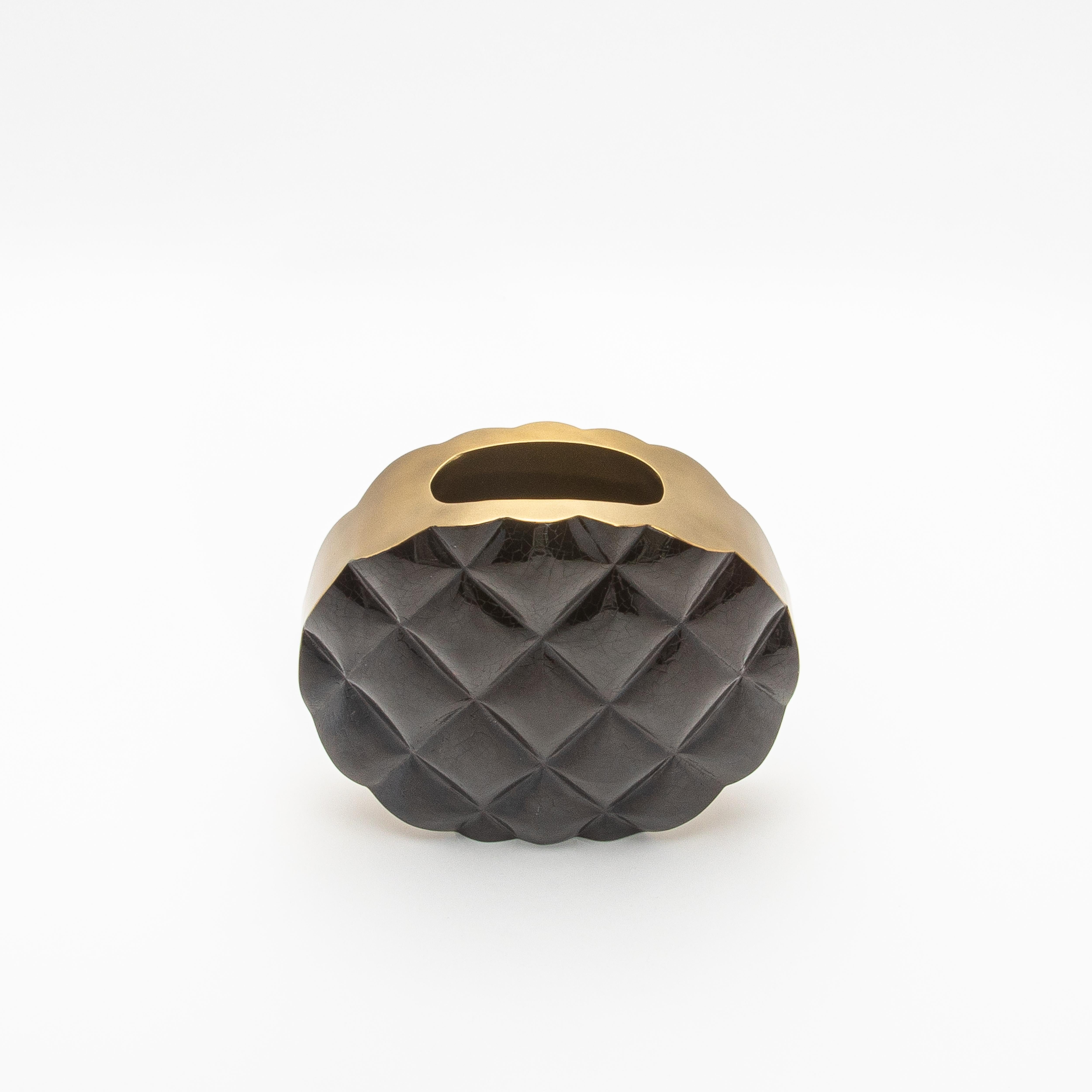 XXIe siècle et contemporain Vase The Moderns en coquillage noir avec détails en laiton par KIFU Paris en vente