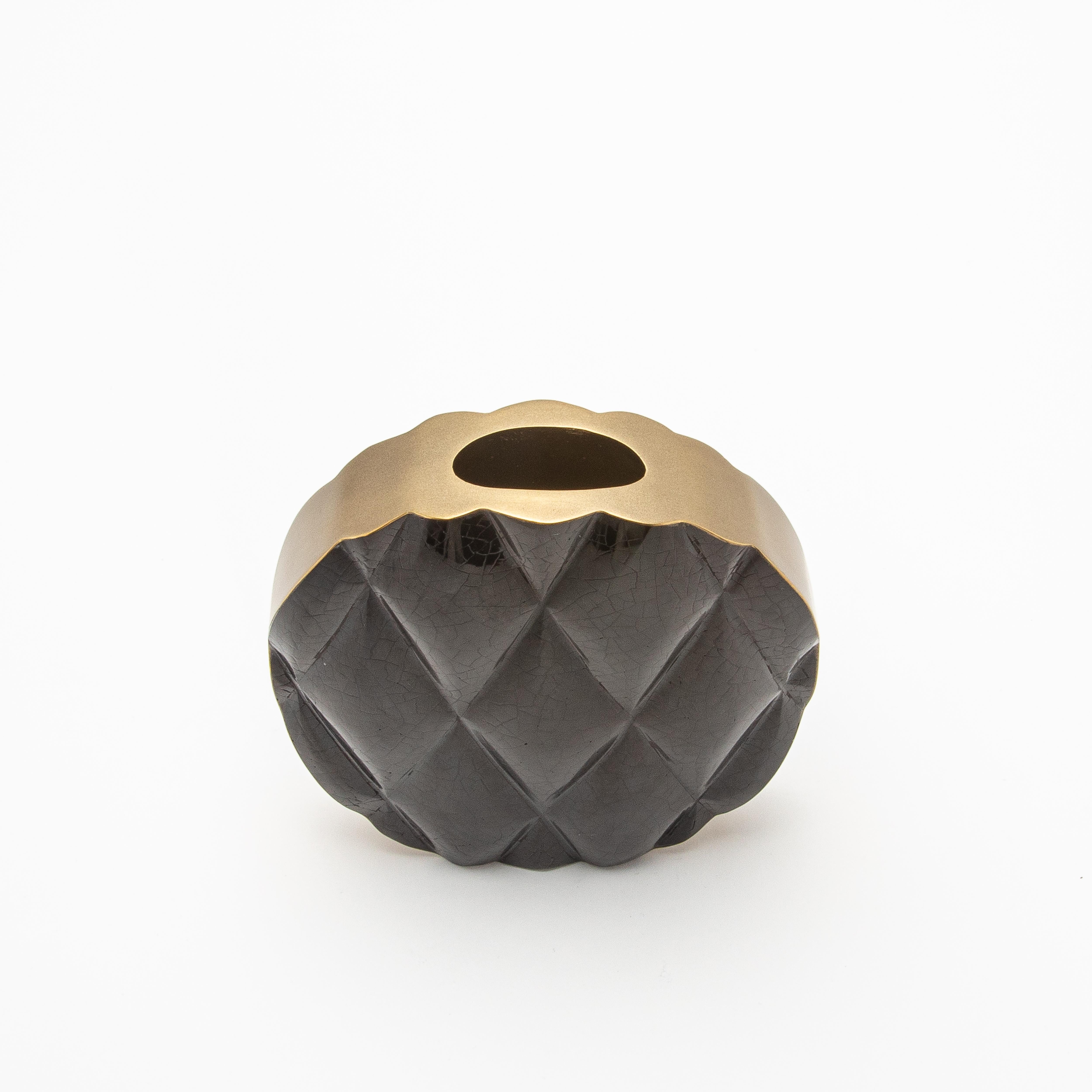 XXIe siècle et contemporain Vase The Moderns en coquillage noir avec détails en laiton par KIFU Paris en vente