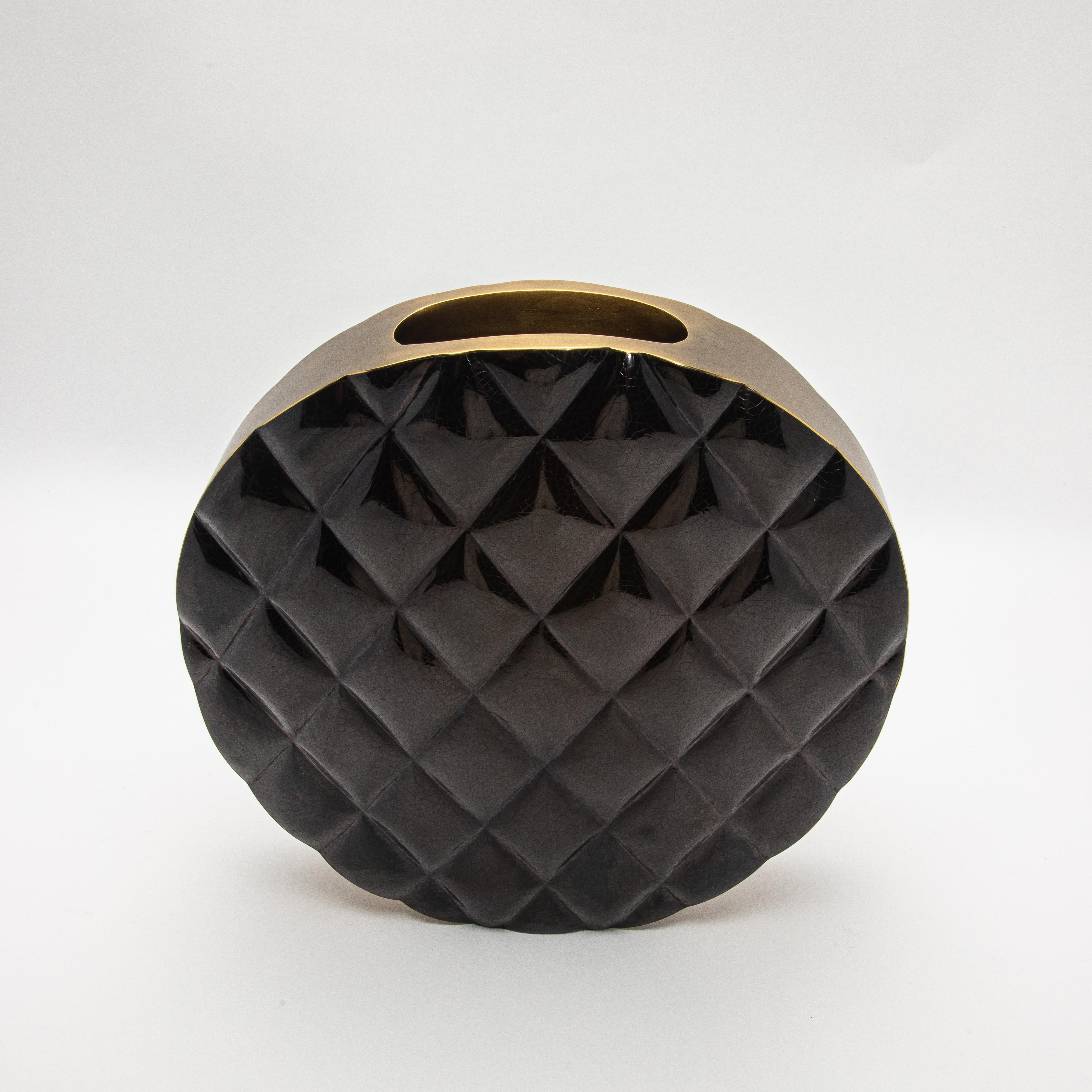 XXIe siècle et contemporain Vase The Moderns en coquillage noir avec détails en laiton par KIFU Paris en vente
