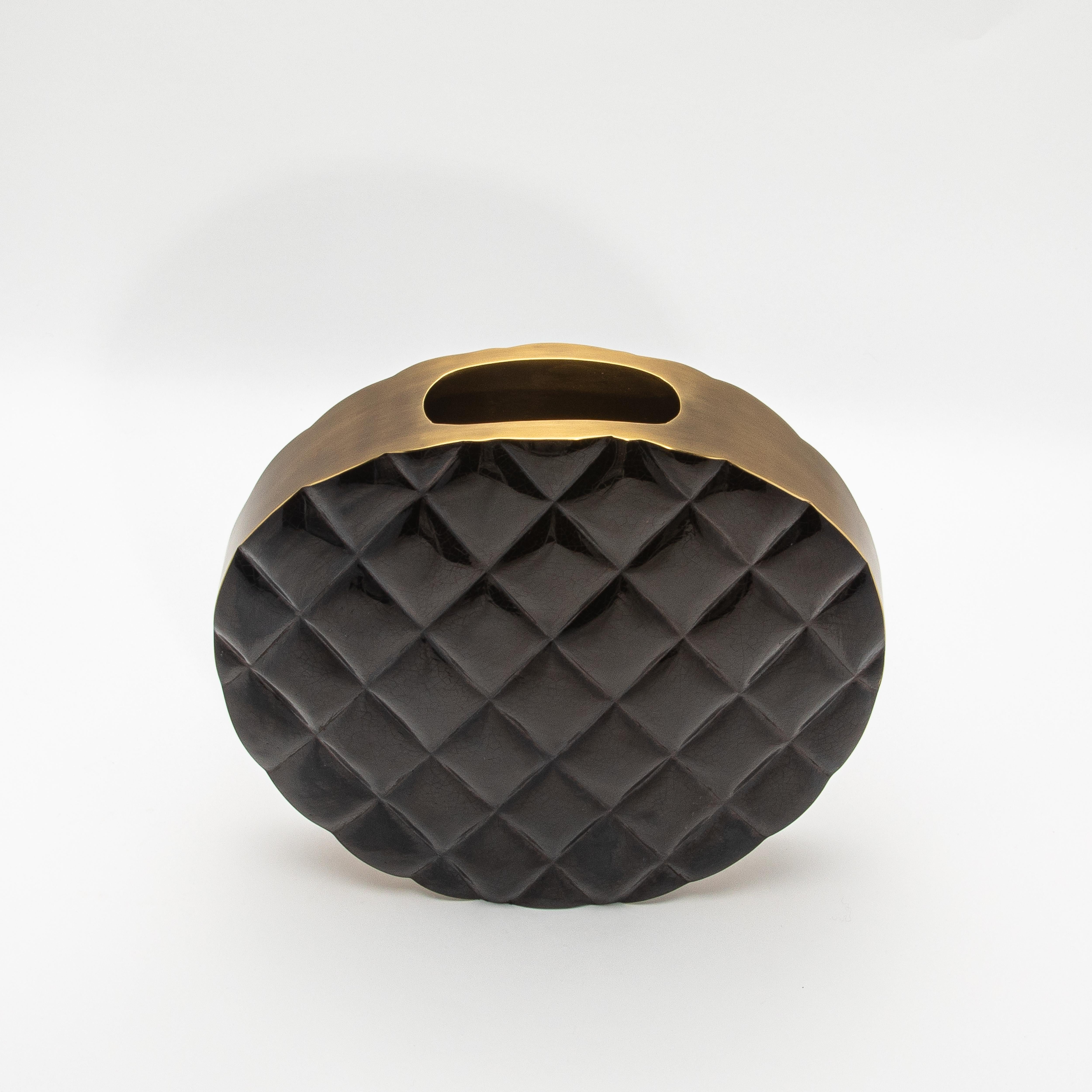 Laiton Vase The Moderns en coquillage noir avec détails en laiton par KIFU Paris en vente