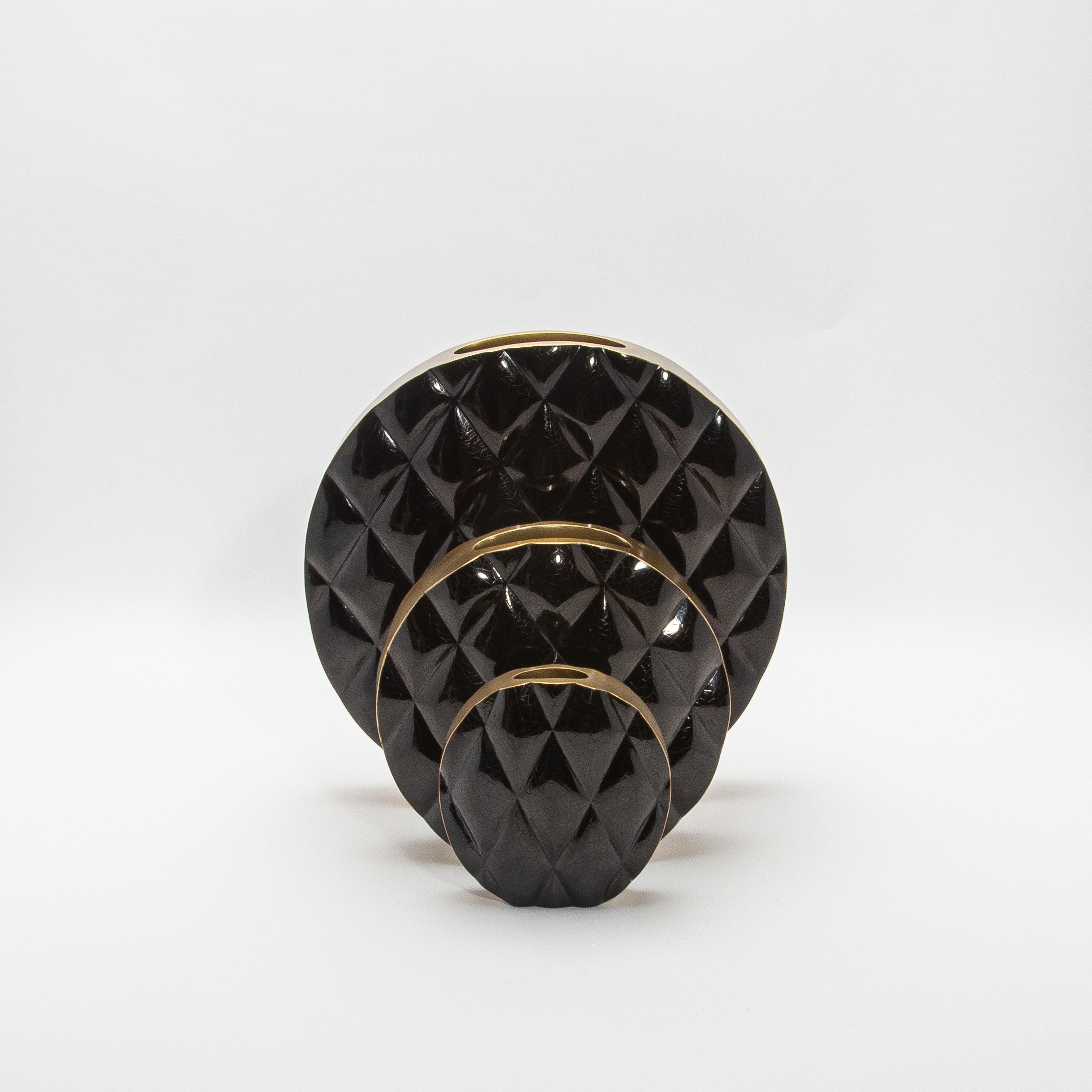 Vase The Moderns en coquillage noir avec détails en laiton par KIFU Paris en vente 1
