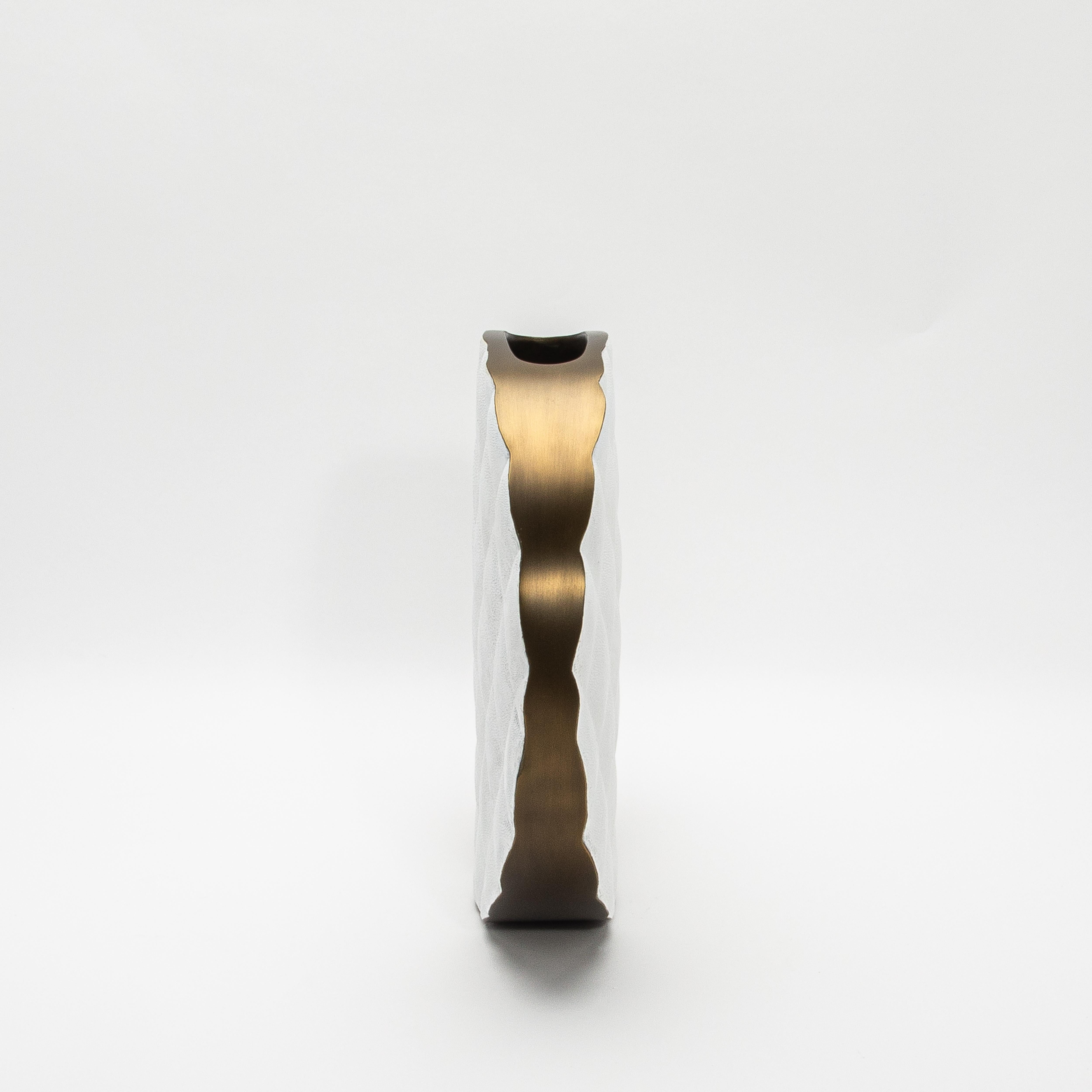Moderne gesteppte Vase in Chagrinleder mit Messingdetails von Kifu Paris (Art déco) im Angebot