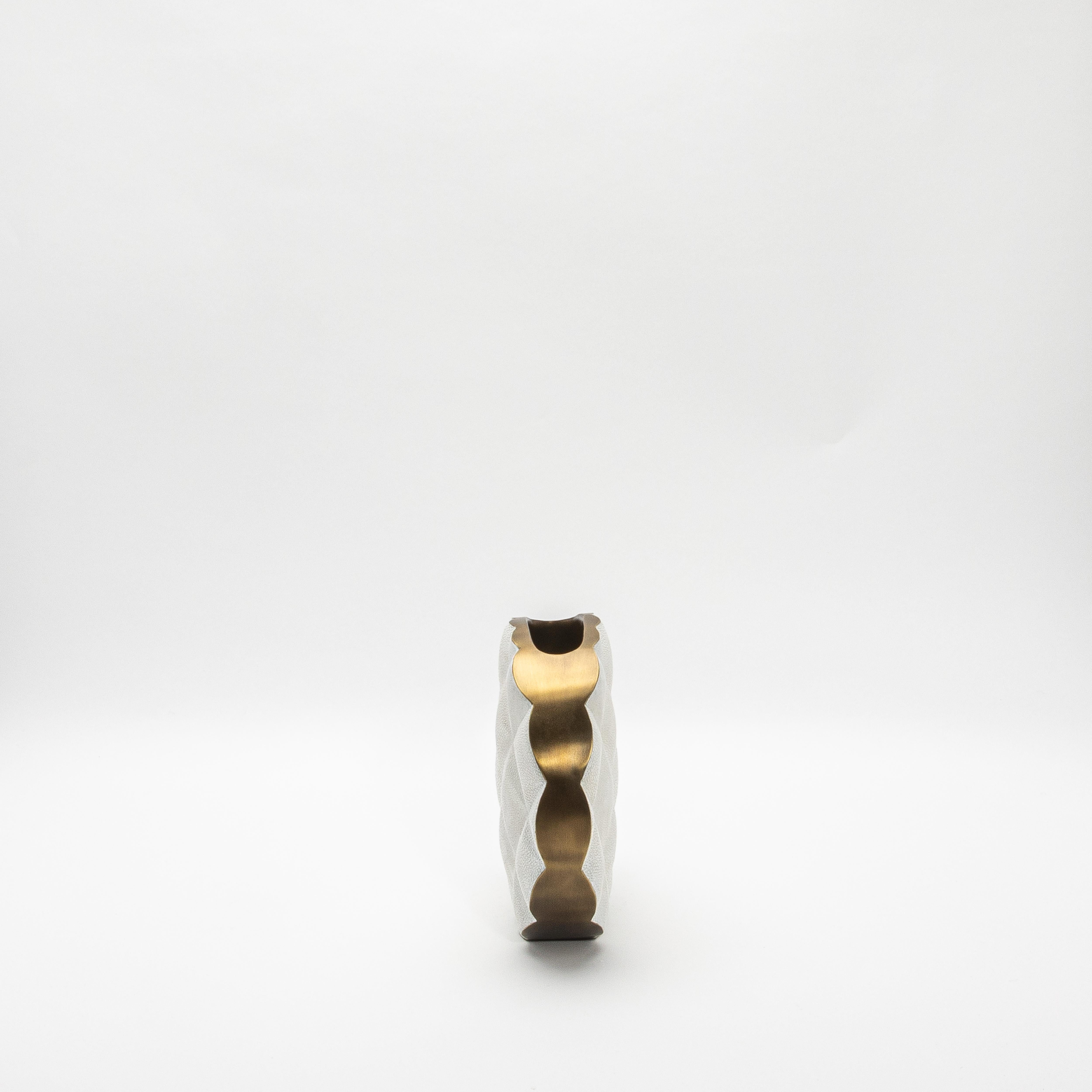 Moderne gesteppte Vase in Chagrinleder mit Messingdetails von KIFU Paris (Art déco) im Angebot