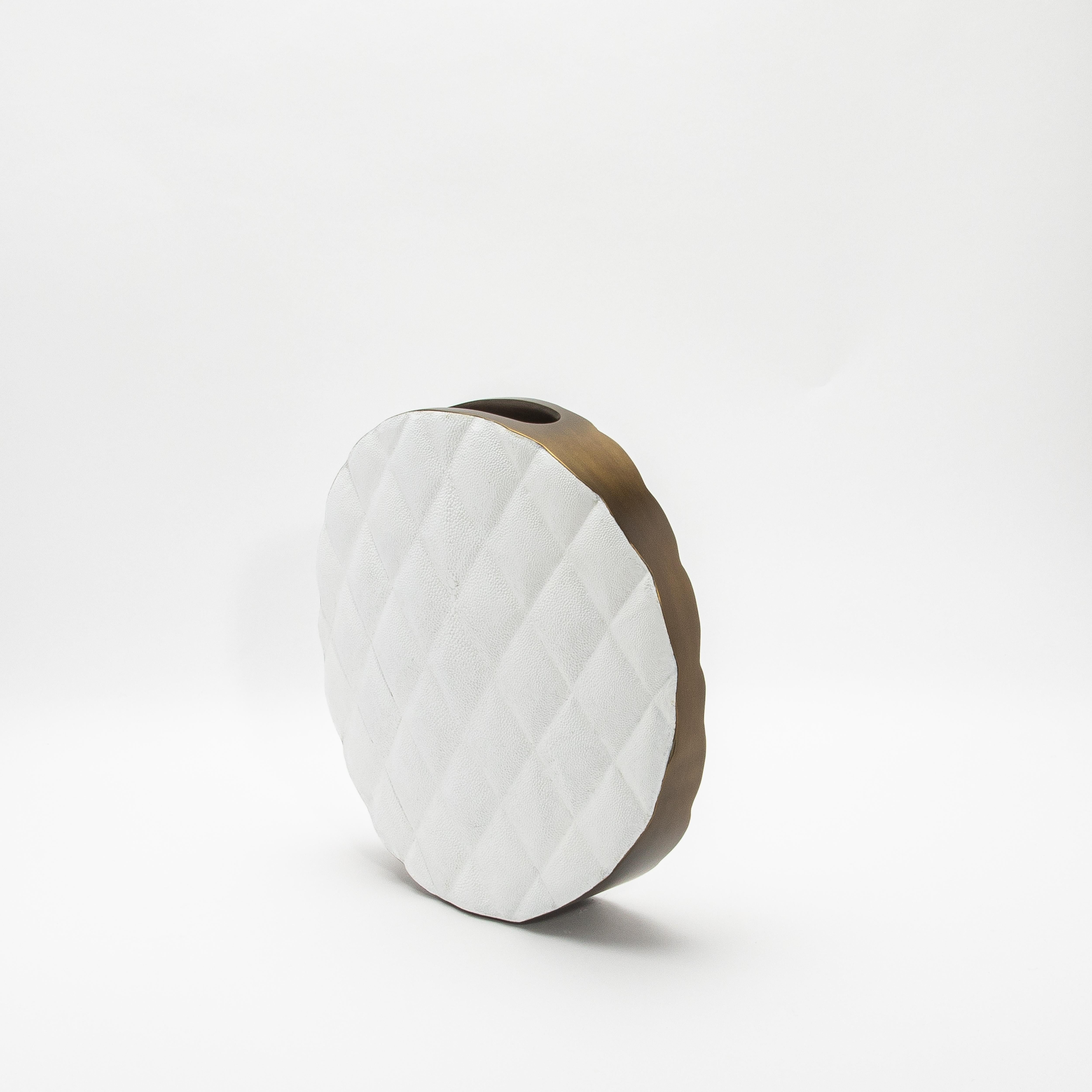 Moderne gesteppte Vase in Chagrinleder mit Messingdetails von Kifu Paris (Philippinisch) im Angebot