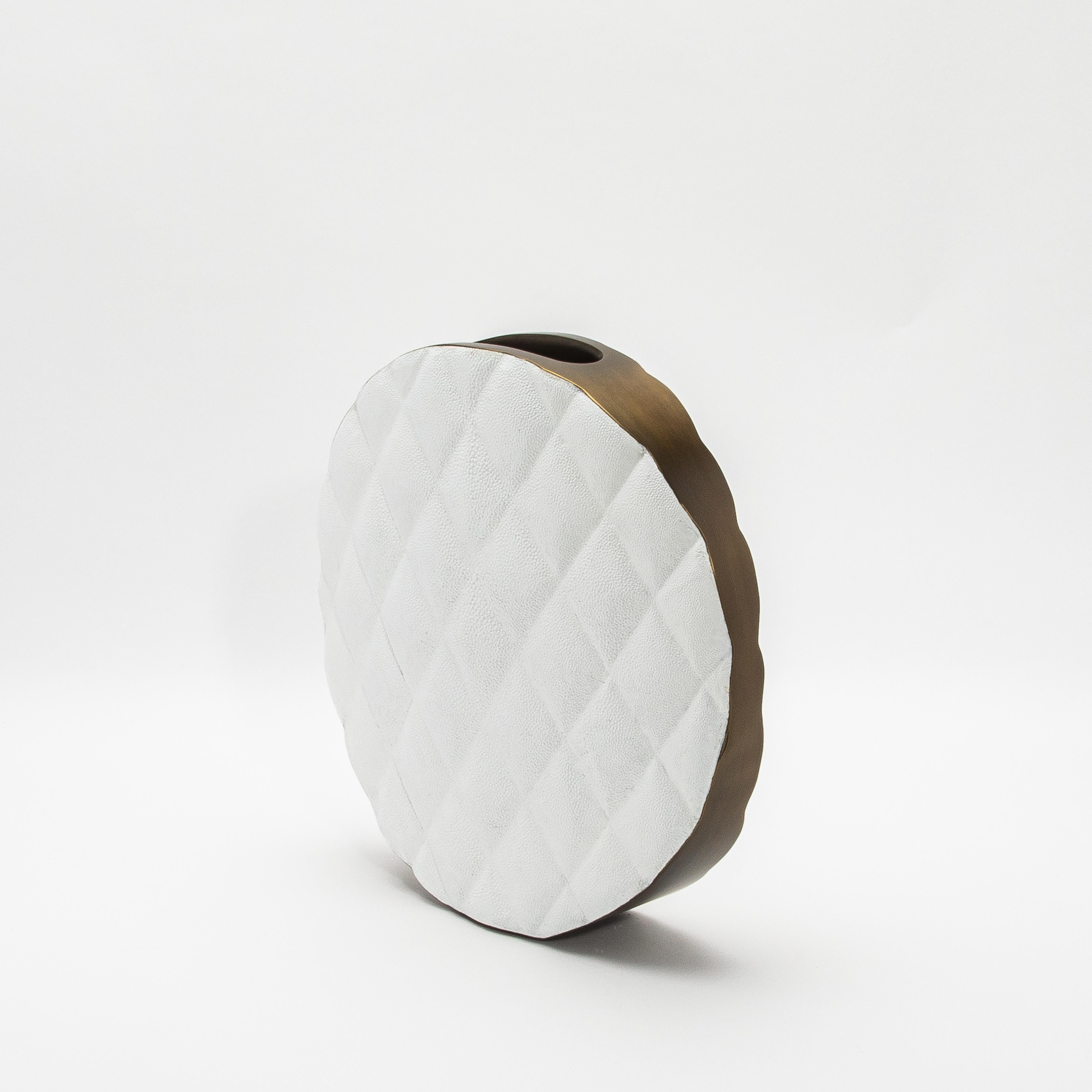 Moderne gesteppte Vase in Chagrinleder mit Messingdetails von Kifu Paris (Handgefertigt) im Angebot