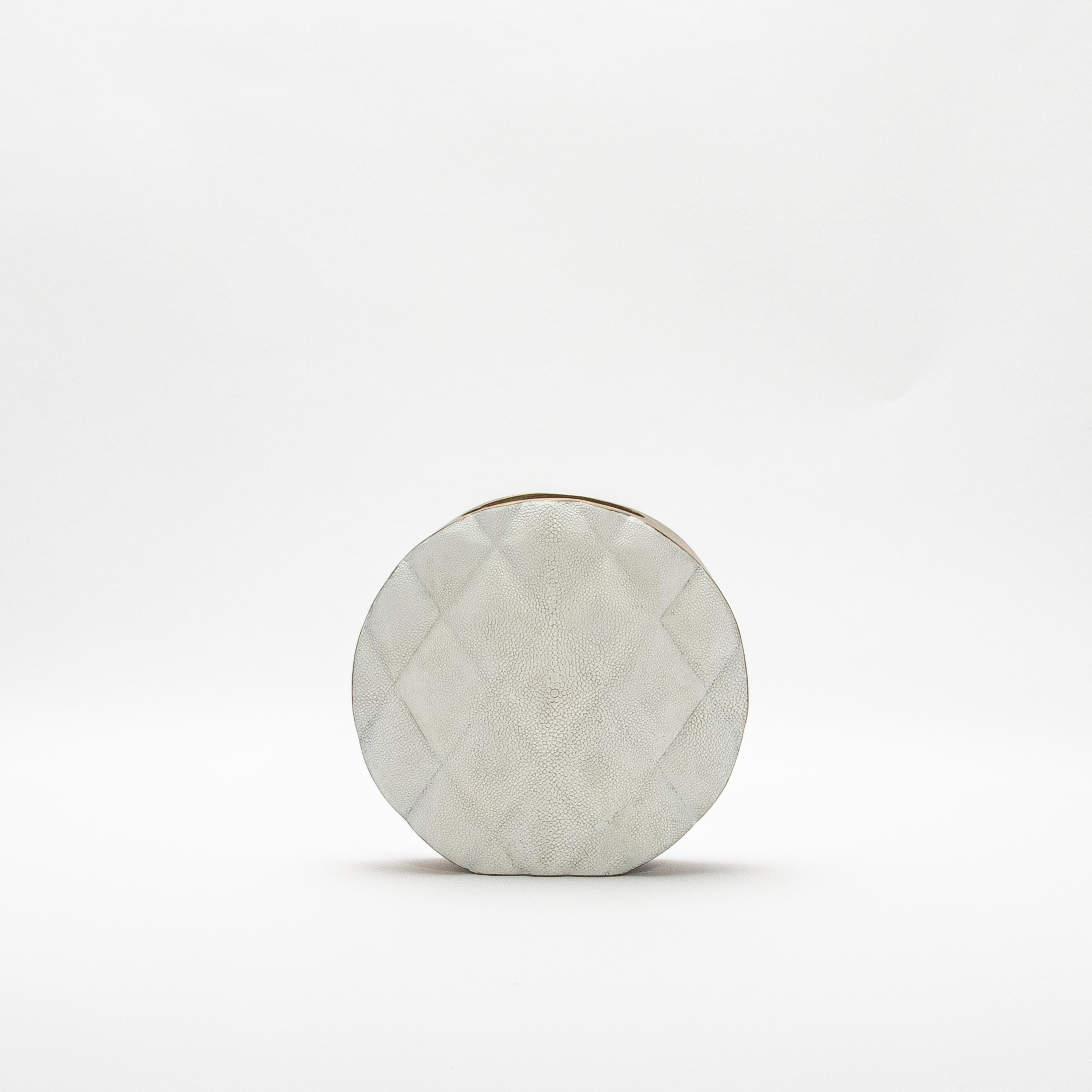 Moderne gesteppte Vase in Chagrinleder mit Messingdetails von KIFU Paris (Handgefertigt) im Angebot