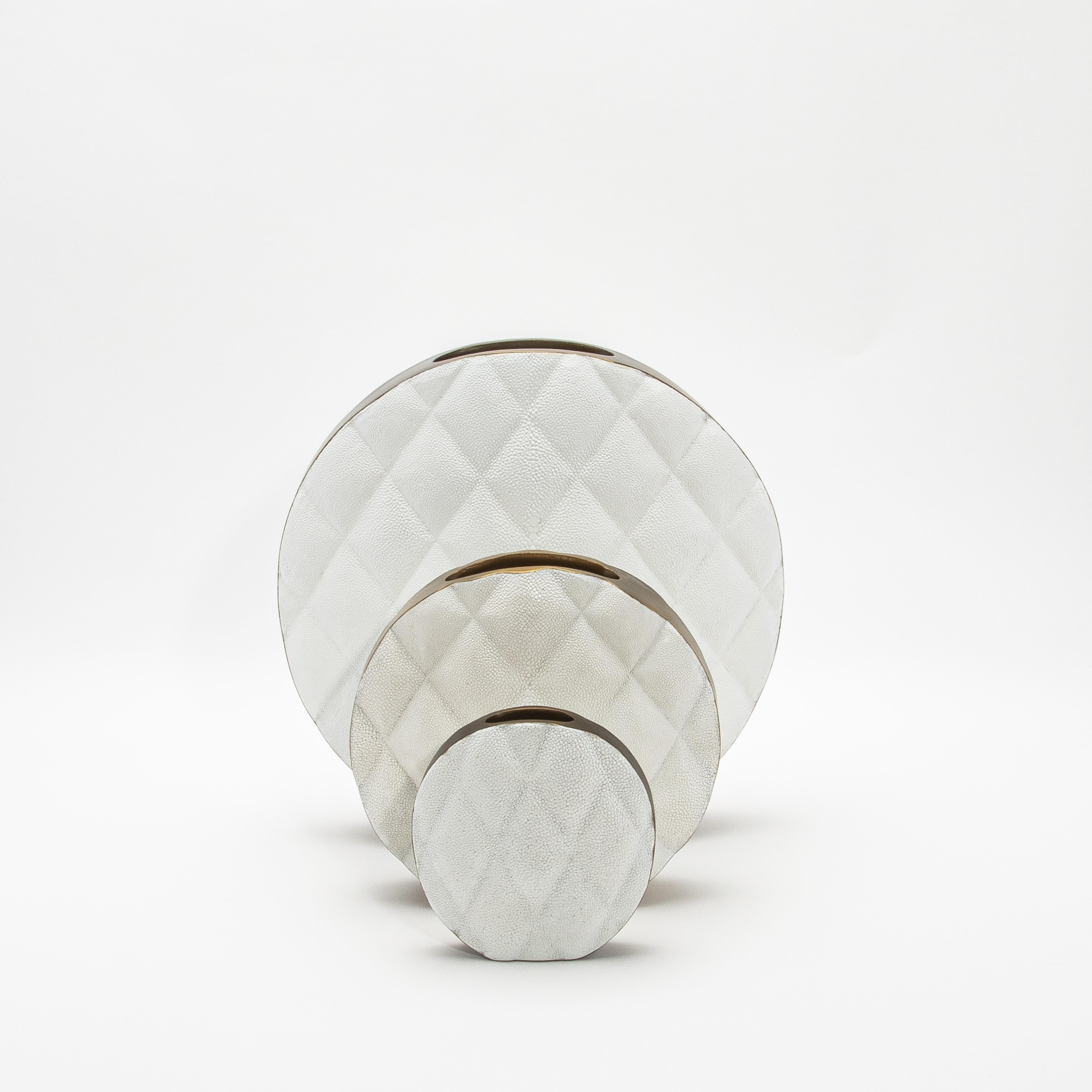 Moderne gesteppte Vase in Chagrinleder mit Messingdetails von Kifu Paris im Zustand „Hervorragend“ im Angebot in West Hollywood, CA