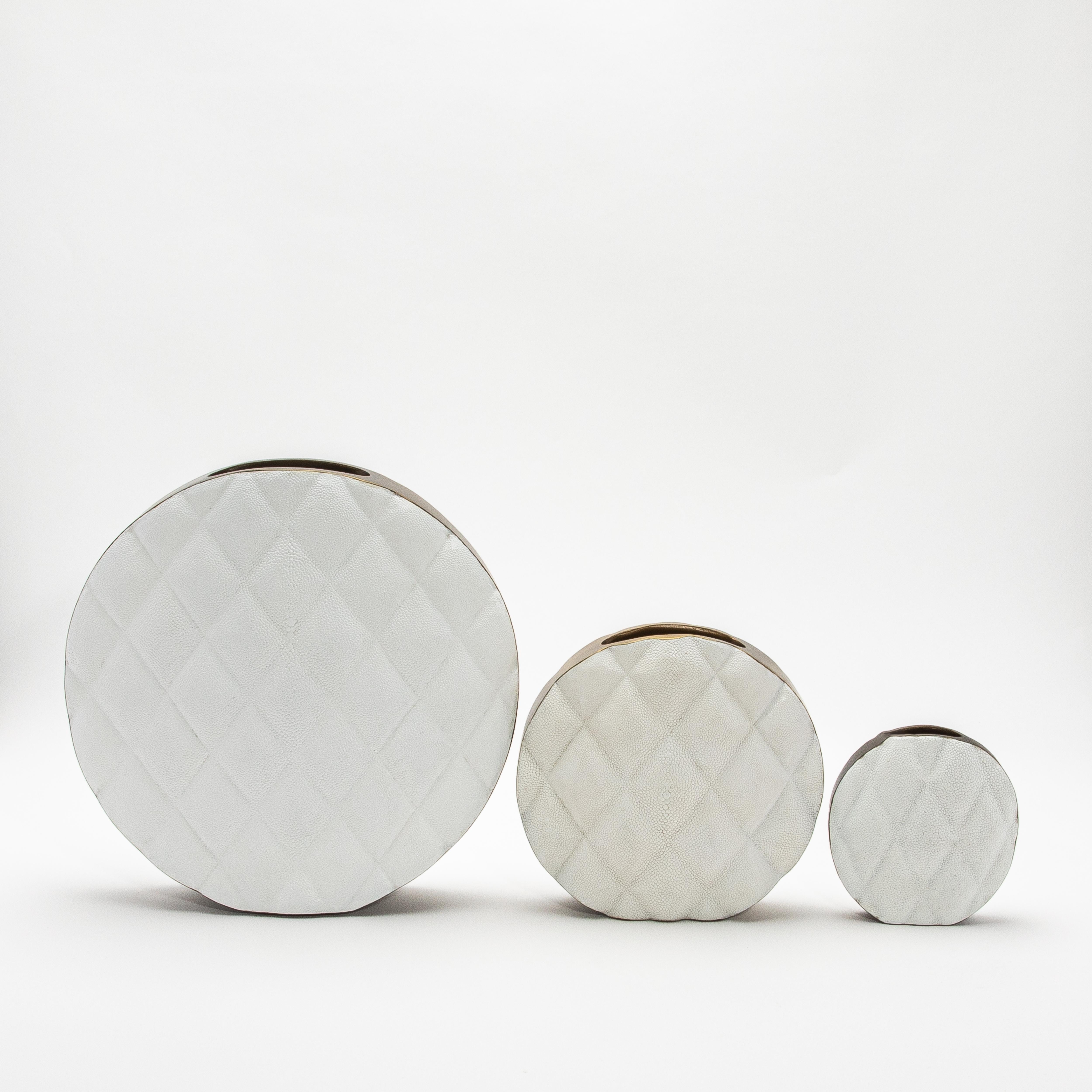 Moderne gesteppte Vase in Chagrinleder mit Messingdetails von Kifu Paris (21. Jahrhundert und zeitgenössisch) im Angebot