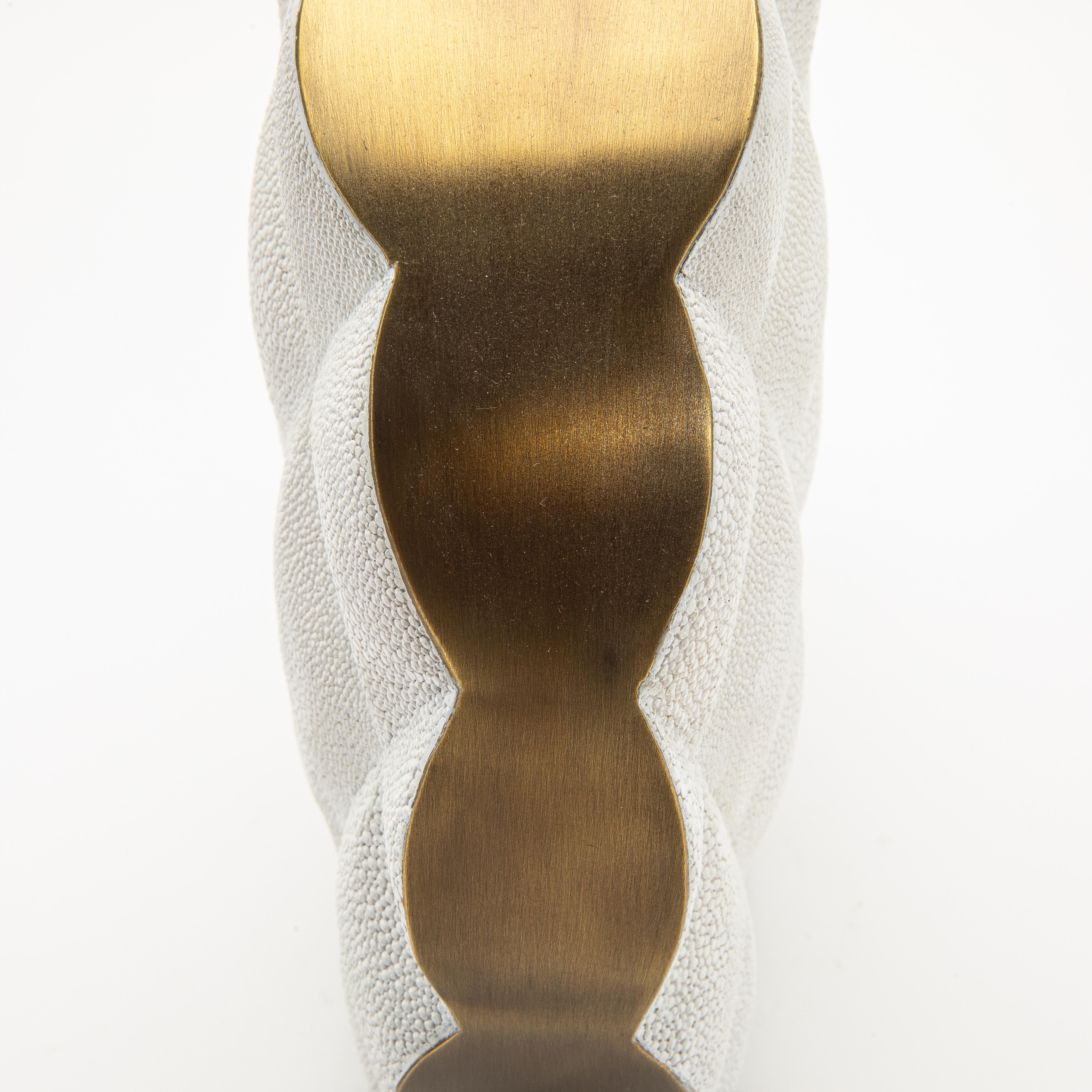 Moderne gesteppte Vase in Chagrinleder mit Messingdetails von KIFU Paris (21. Jahrhundert und zeitgenössisch) im Angebot
