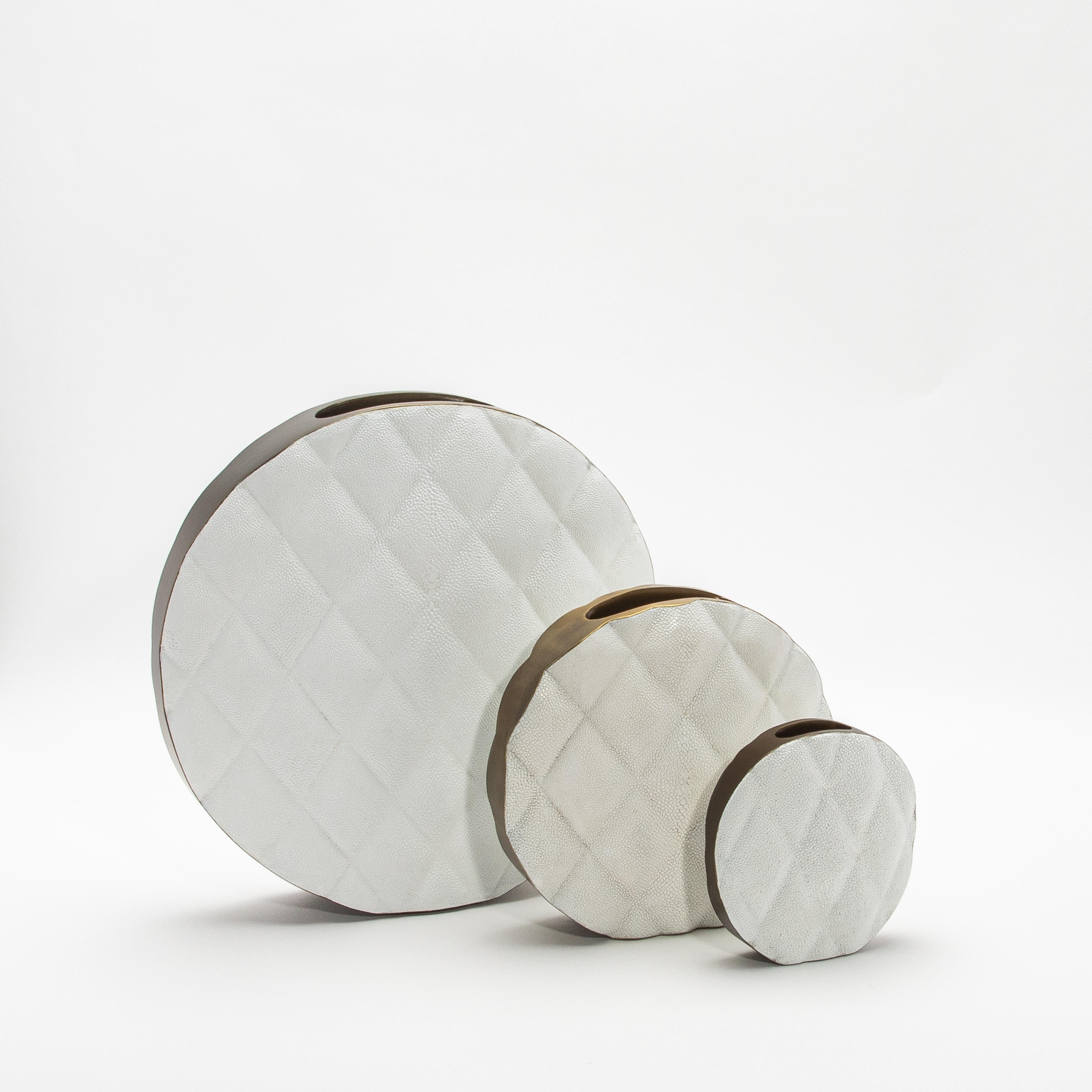 Moderne gesteppte Vase in Chagrinleder mit Messingdetails von Kifu Paris im Angebot 1