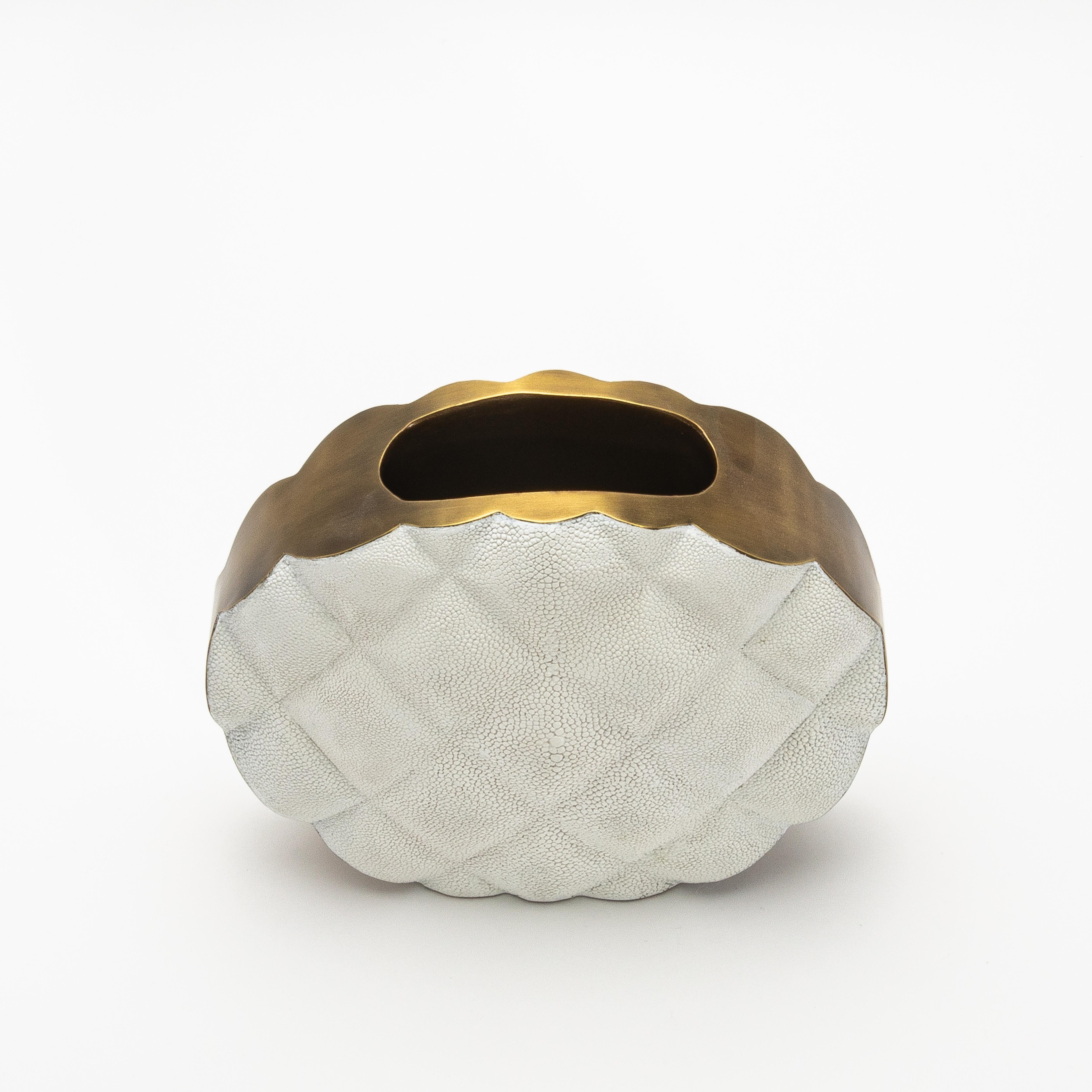 Moderne gesteppte Vase in Chagrinleder mit Messingdetails von KIFU Paris im Angebot 1