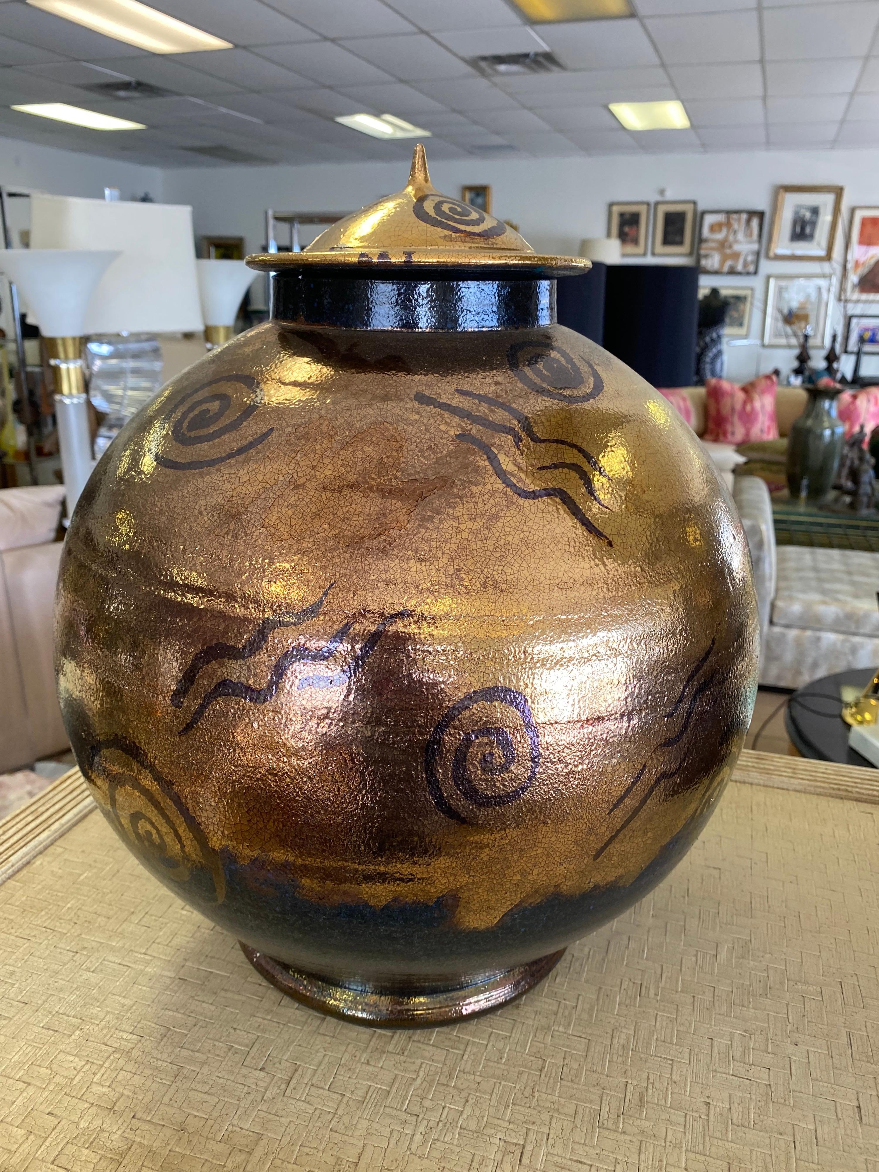 Il s'agit de l'une des meilleures pièces de poterie Raku conçues pour une propriété emblématique par feu Steve Chase. Un graphisme post-moderne des années 1980 sur une glaçure raku métallique de couleur bronze présente également des nuances de bleu